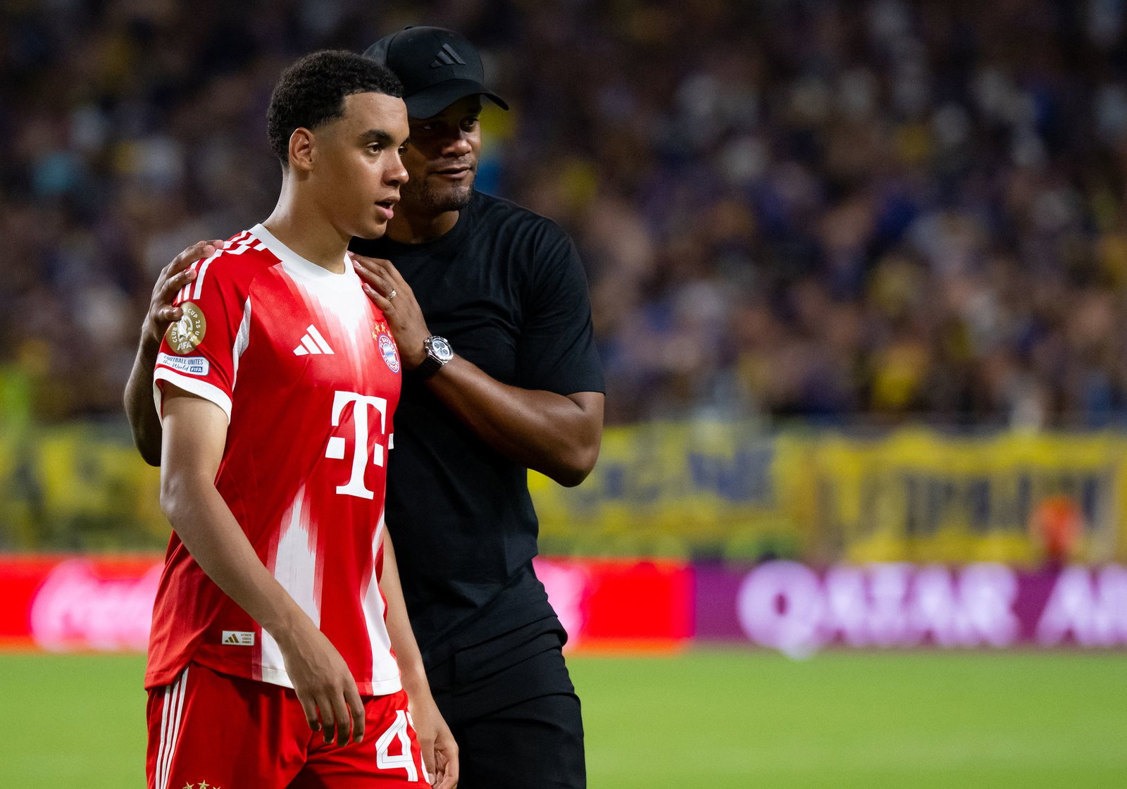 Vor Rückkehr in Bayern-Kader: Bayern-Jungstar Jamal Musiala (l. mit Trainer Vincent Kompany. (Archivbild) 