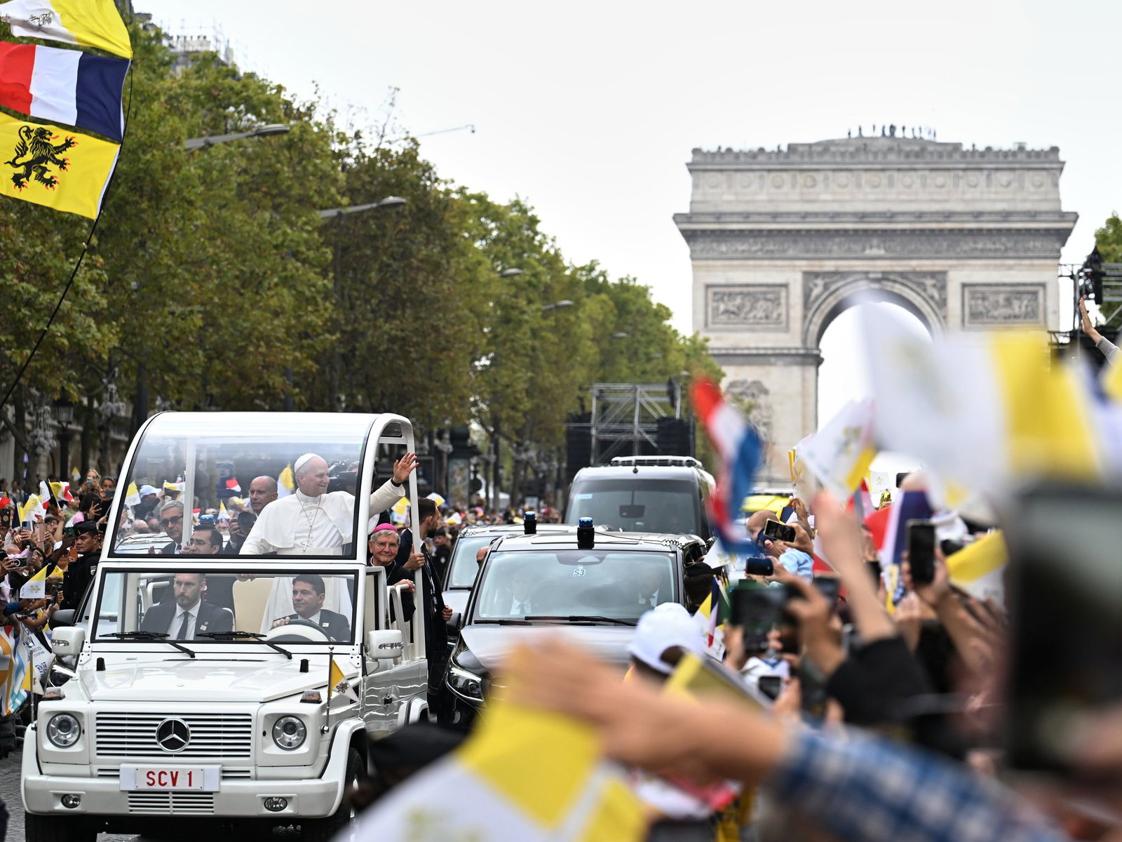 Papst Leo winkt der Menschenmenge auf den Champs-Élysées.