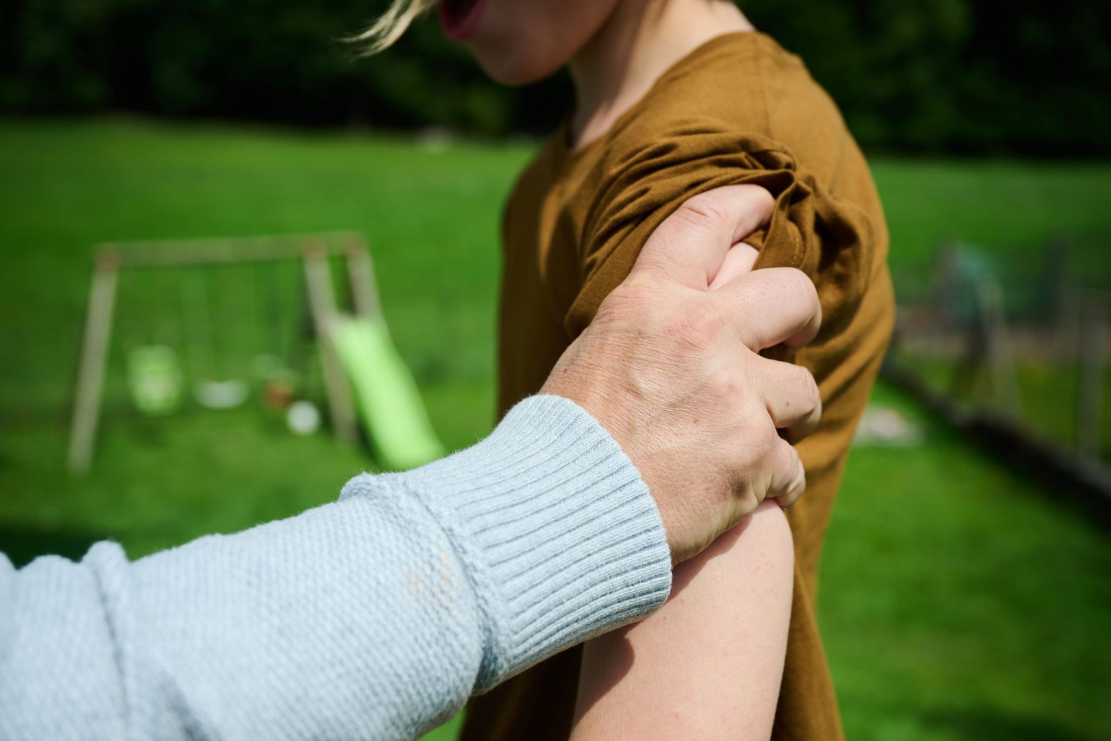 Mutter, Vater und ein Familienfreund sollen eine 12-Jährige gemeinschaftlich vergewaltigt haben. (Symbolfoto)