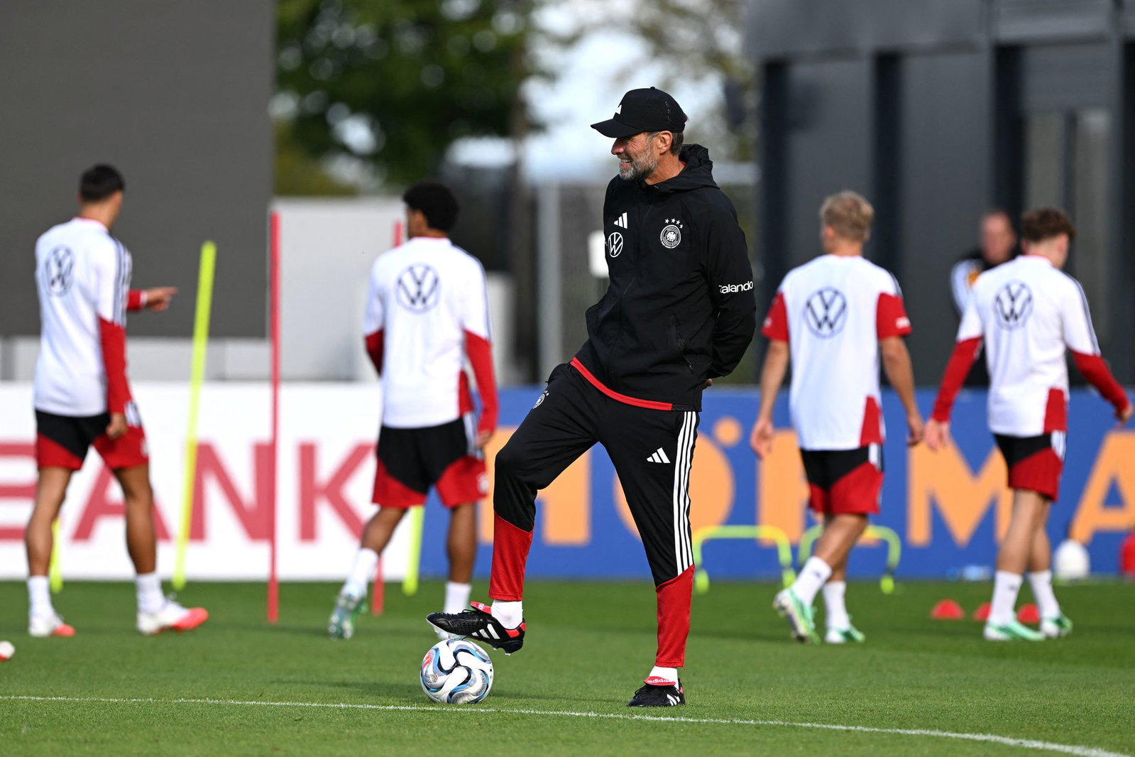 Jürgen Klopp beobachtet den Trainingsstart der Fußball-Nationalmannschaft. 