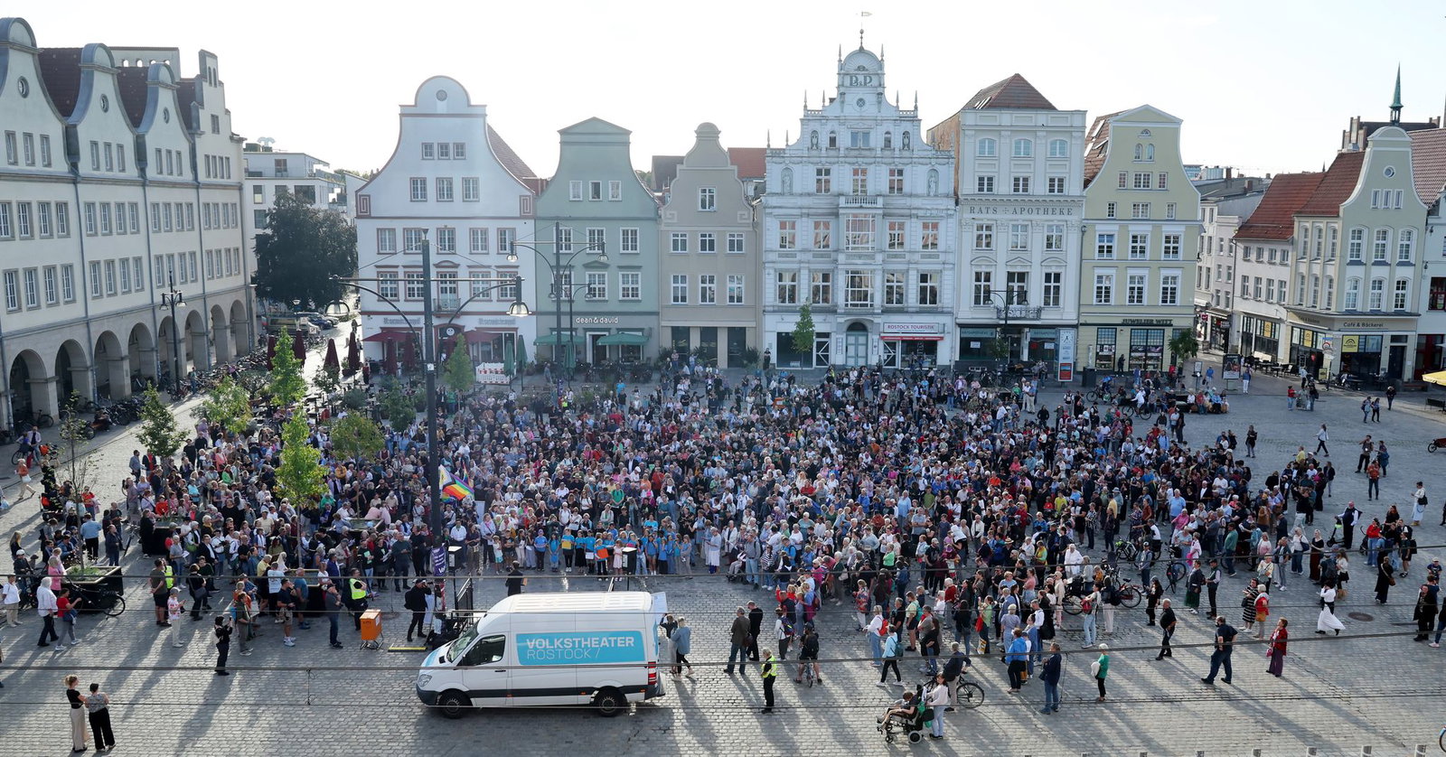 In Rostock sagen mehr als 500 Menschen für Vielfalt, Zusammenhalt und Kunstfreiheit. 