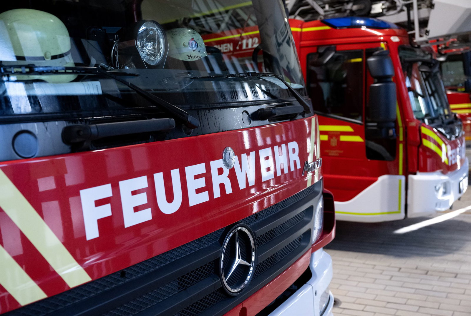 Die Einsatzkräfte betreten den Raum mit speziellen Schutzanzügen. (Symbolbild)