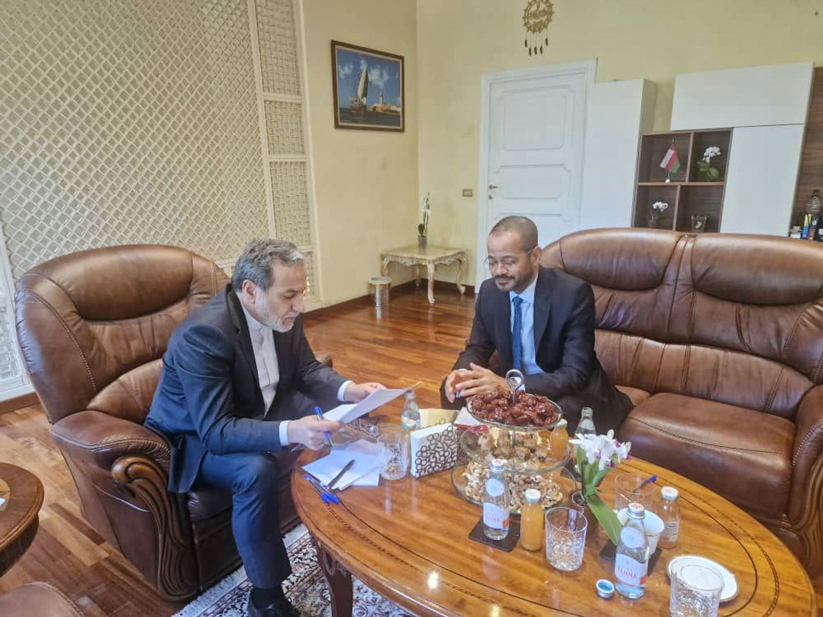 Wollten sich ursprünglich im Oman treffen: Irans Außenminister Abbas Araghtschi (l) und sein omanischer Amtskollege Badr al-Busaidi. (Archivbild)