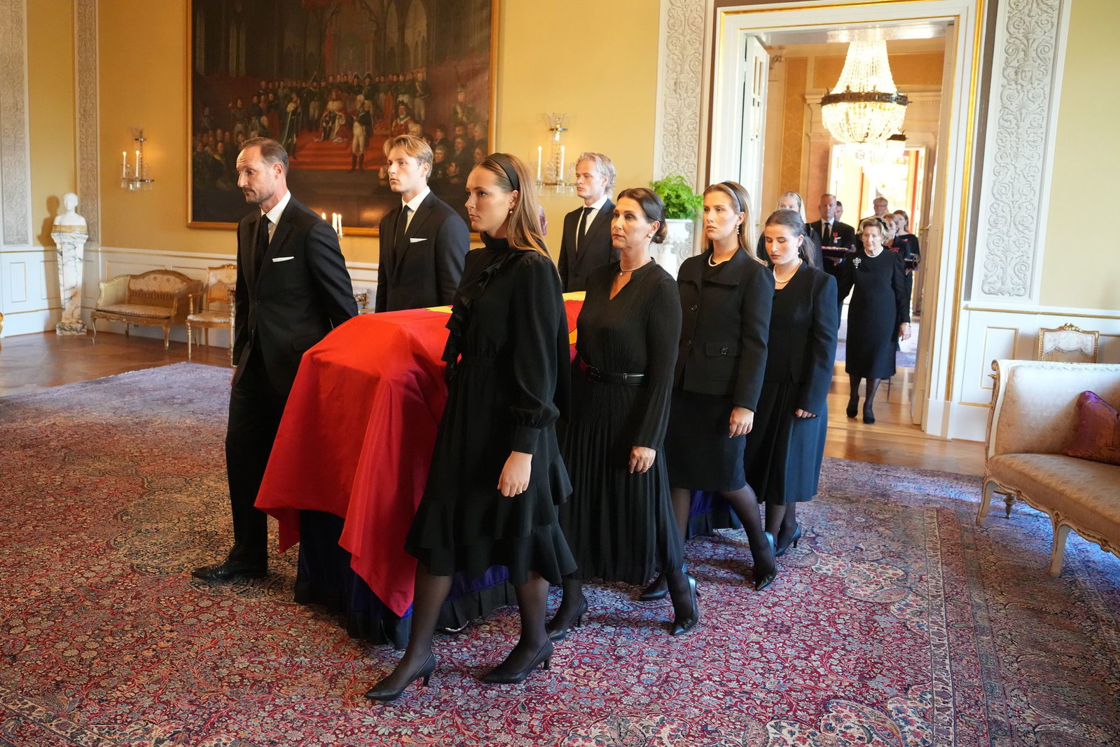 In einer feierlichen Prozession hatten die Kinder und Enkel des norwegischen Monarchen dessen Sarg vergangene Woche durch das Osloer Schloss in die Schlosskapelle getragen. (Archivbild)