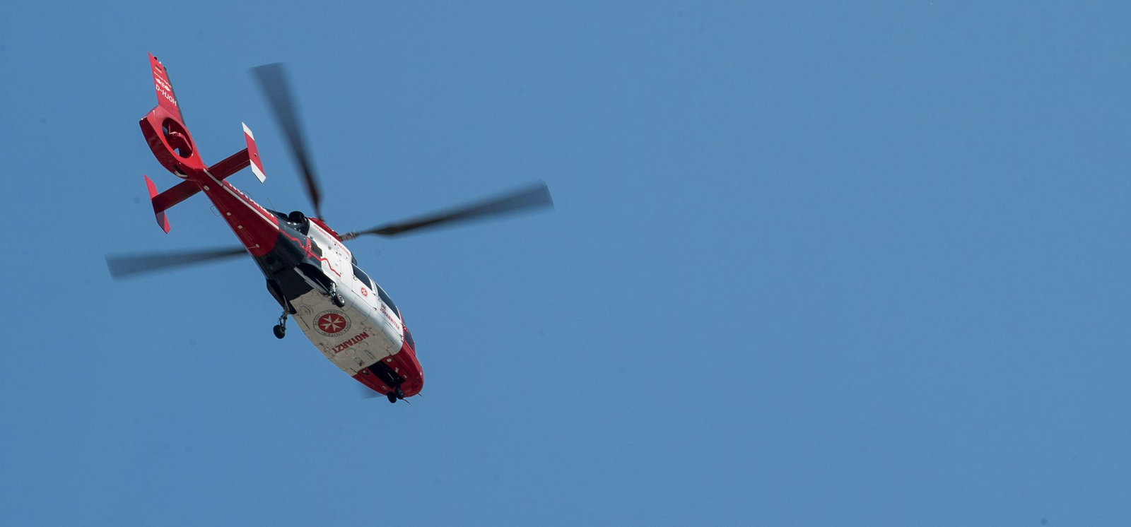 Der Verletzte kam per Rettungshubschrauber in ein Krankenhaus. (Symbolbild)
