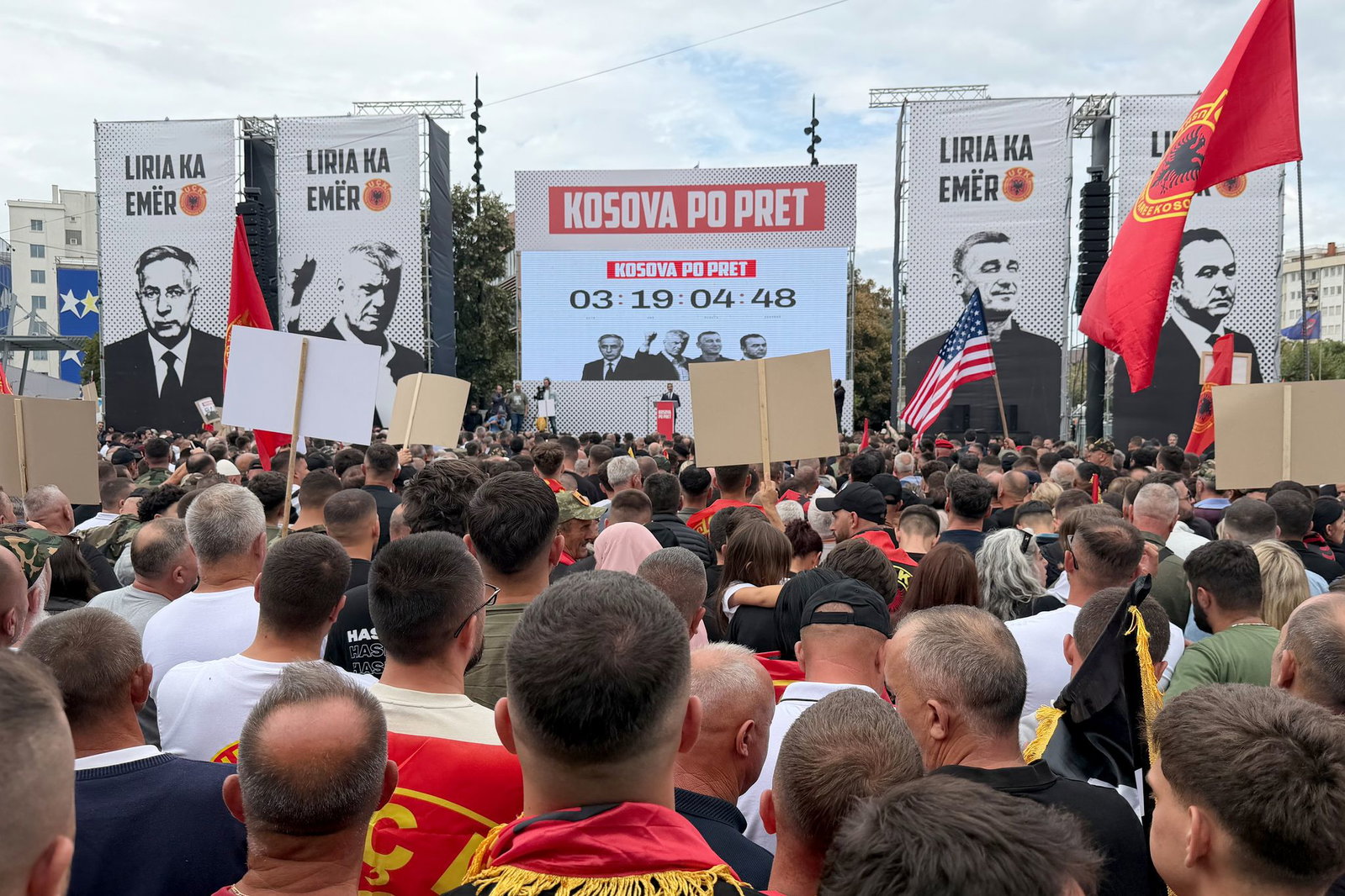 Noch am Wochenende hatten Menschen im Kosovo zur Unterstützung Thacis vor der Urteilsverkündung demonstriert. (Archivbild)