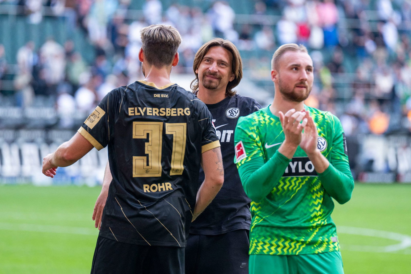 Trainer Vincent Wagner feierte nach Schlusspiff mit seinen Spielern.