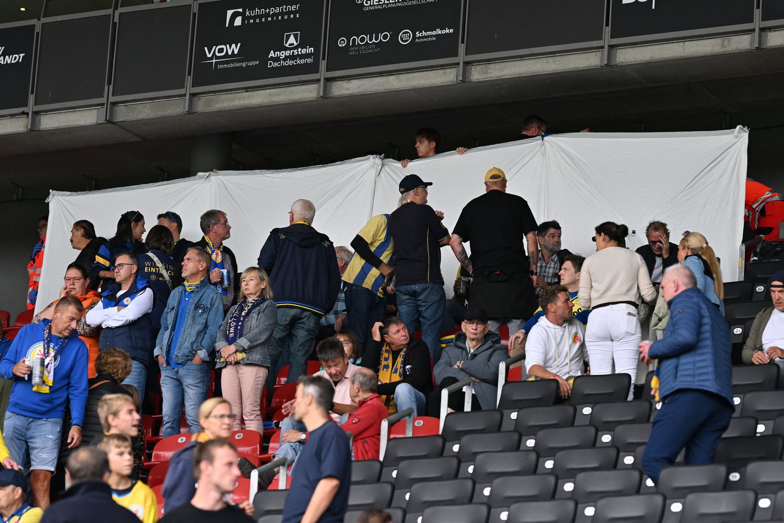 Ein Zuschauer ist nach einem Notfall bei der Zweitliga-Partie zwischen Eintracht Braunschweig und Dynamo Dresden gestorben.