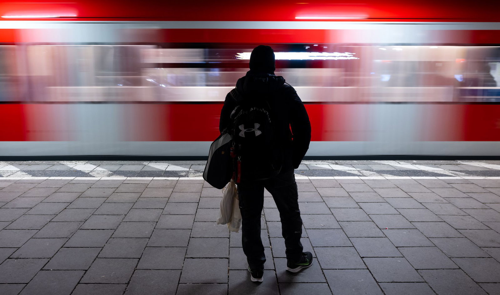 Der Zugverkehr wurde für rund eine Stunde eingestellt. (Symbolbild)