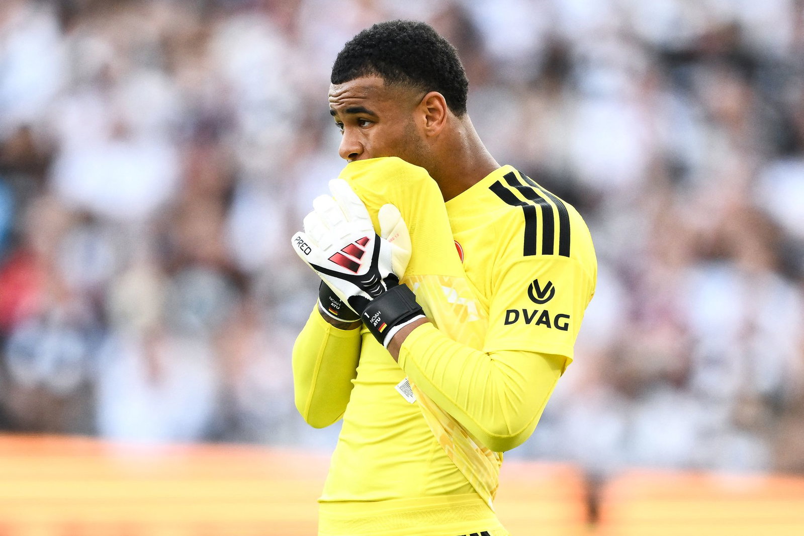 Frankfurts Torwart Noah Atubolu patzte beim zweiten Gegentor.