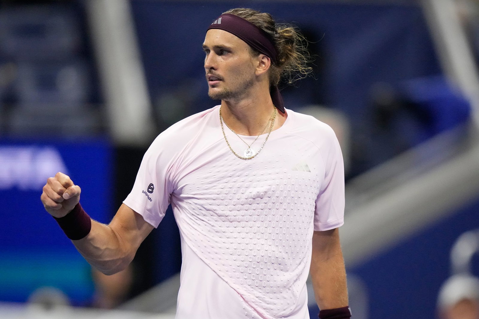 Alexander Zverev bejubelt das Weiterkommen.