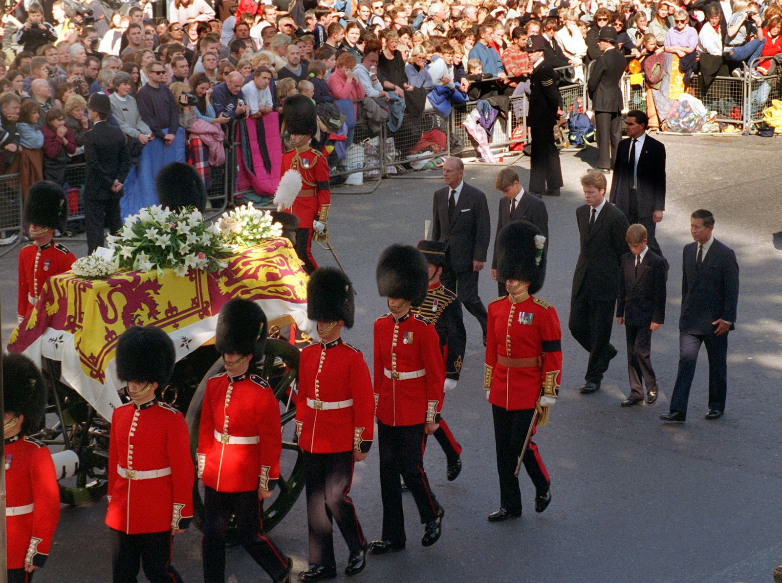 Der Gang der beiden Prinzen William und Harry hinter dem Sarg inmitten Tausender trauernder Menschen hat sich ins kollektive Gedächtnis eingebrannt. (Archivfoto)