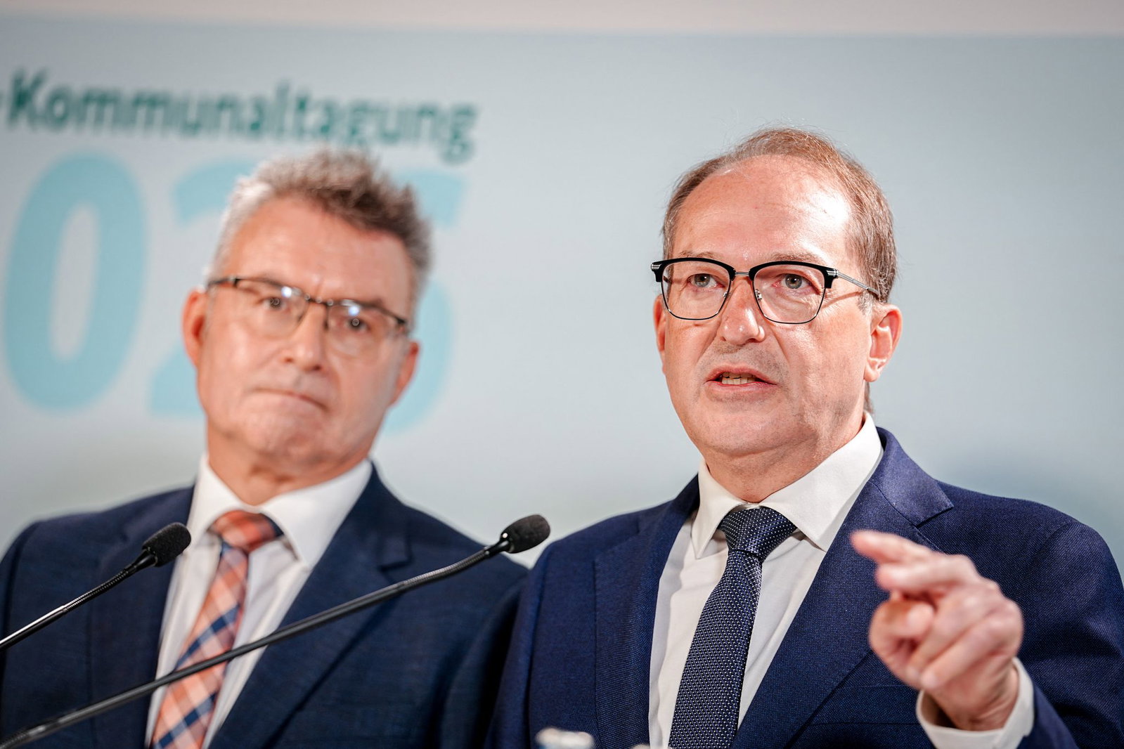 Der Präsident des Deutschen Landkreistages, Achim Brötel, sagt: «Die Kommunen sind mit ihren Feuerwehren, Rettungsdiensten, Krankenhäusern, Leitstellen und Katastrophenschutzbehörden das operative Rückgrat der zivilen Verteidigung.»