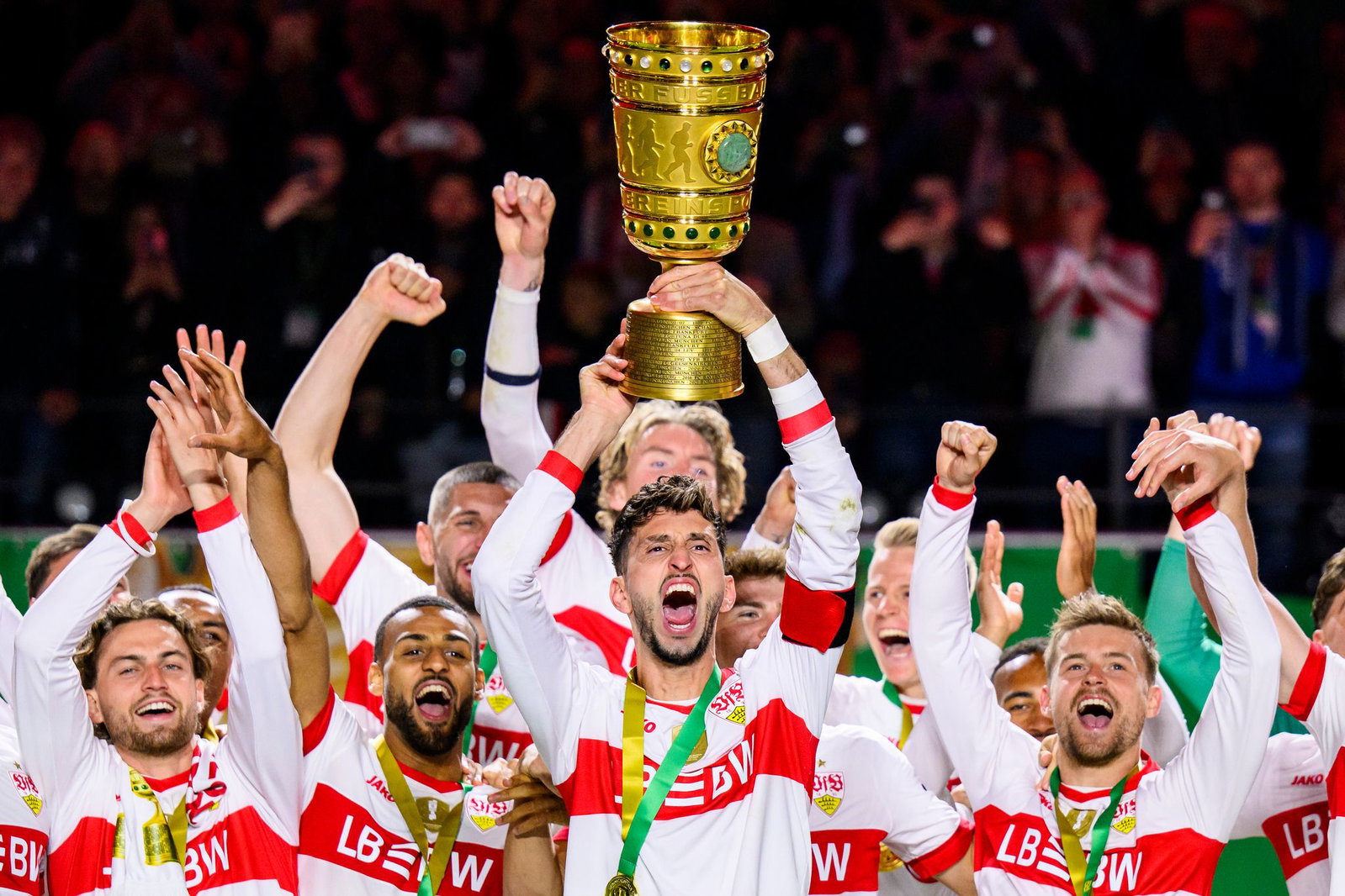 Ein besonderer Moment der Vereinsgeschichte: Atakan Karazor hebt den DFB-Pokal in die Höhe. (Archivbild)