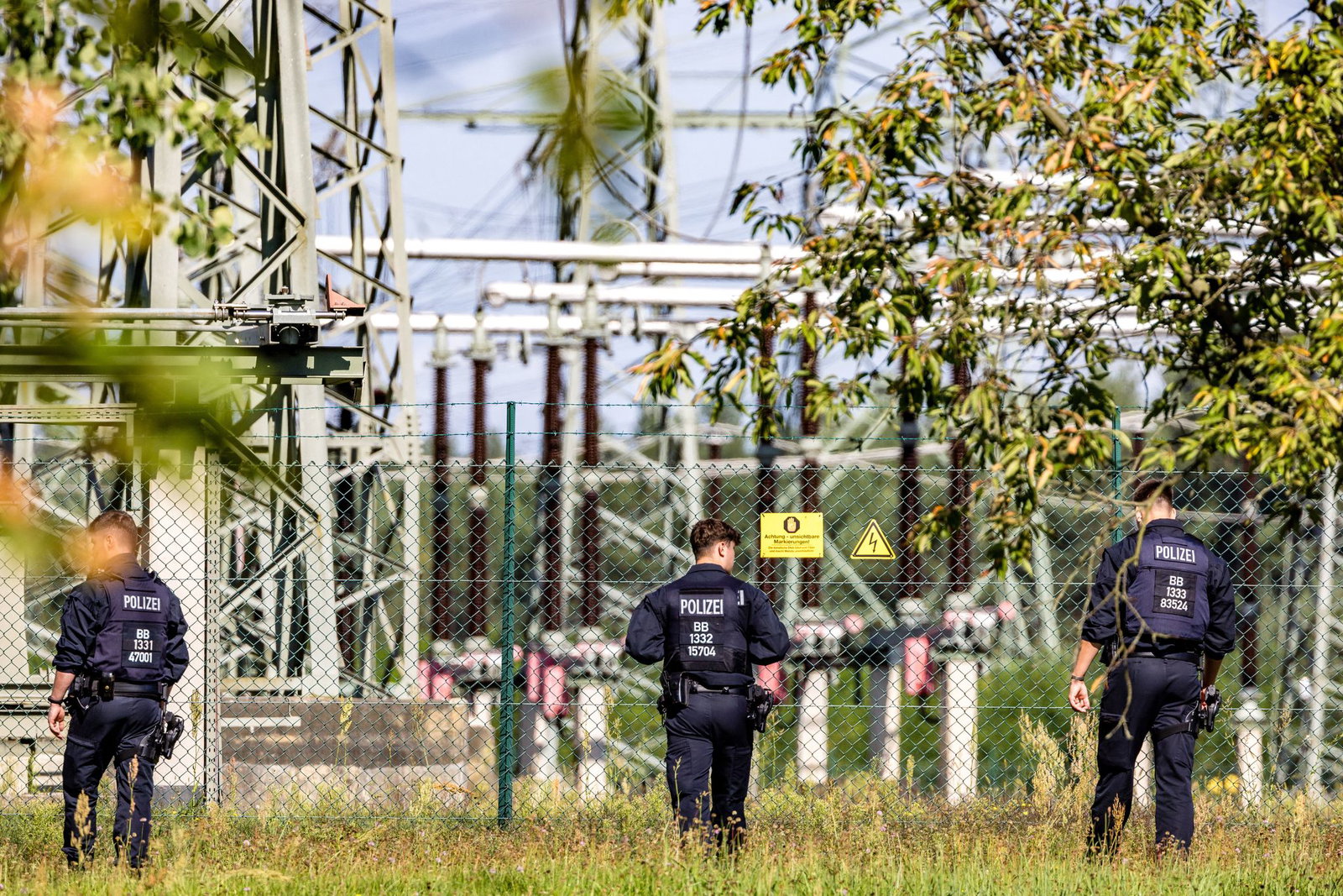 Unbekannte positionierten in Brandenburg mehr als ein Dutzend Geschosse unter Stromleitungen.