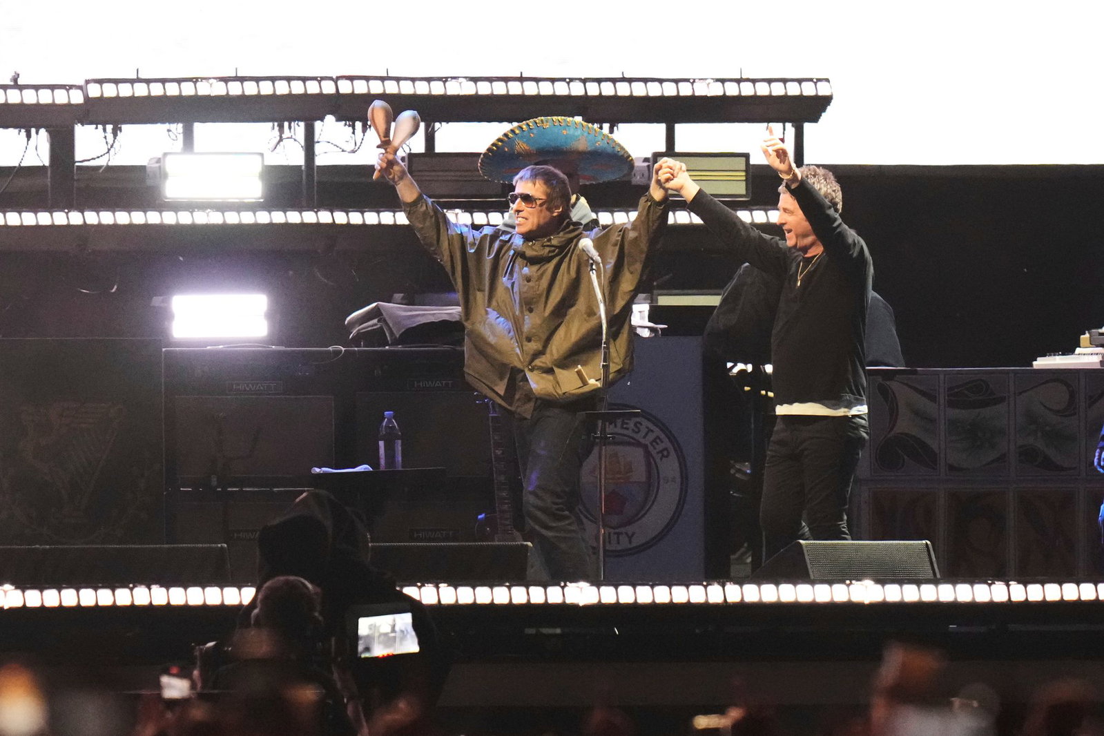 Ein nach wie vor ungewohntes Bild: Liam und Noel Gallagher Hand in Hand auf der Bühne. (Archivbild)