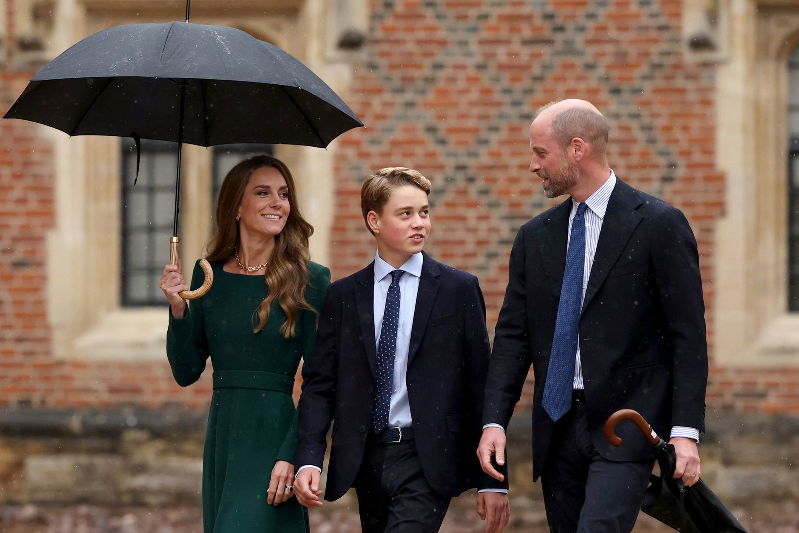 Kate schütze ihre Haare mit einem Schirm. William trug den Schirm in der Hand.