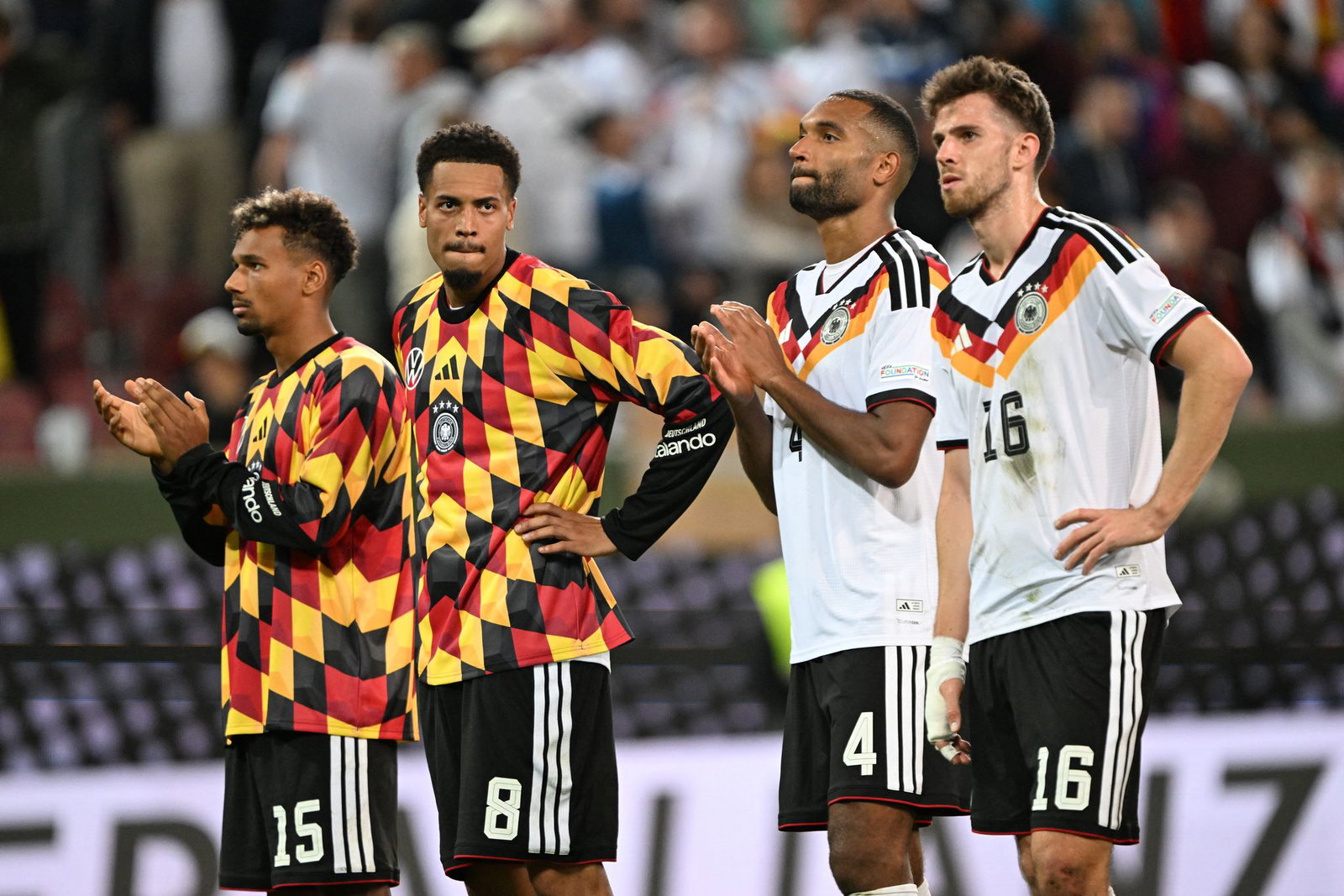 Frustrierte deutsche Spieler nach dem Schlusspfiff.