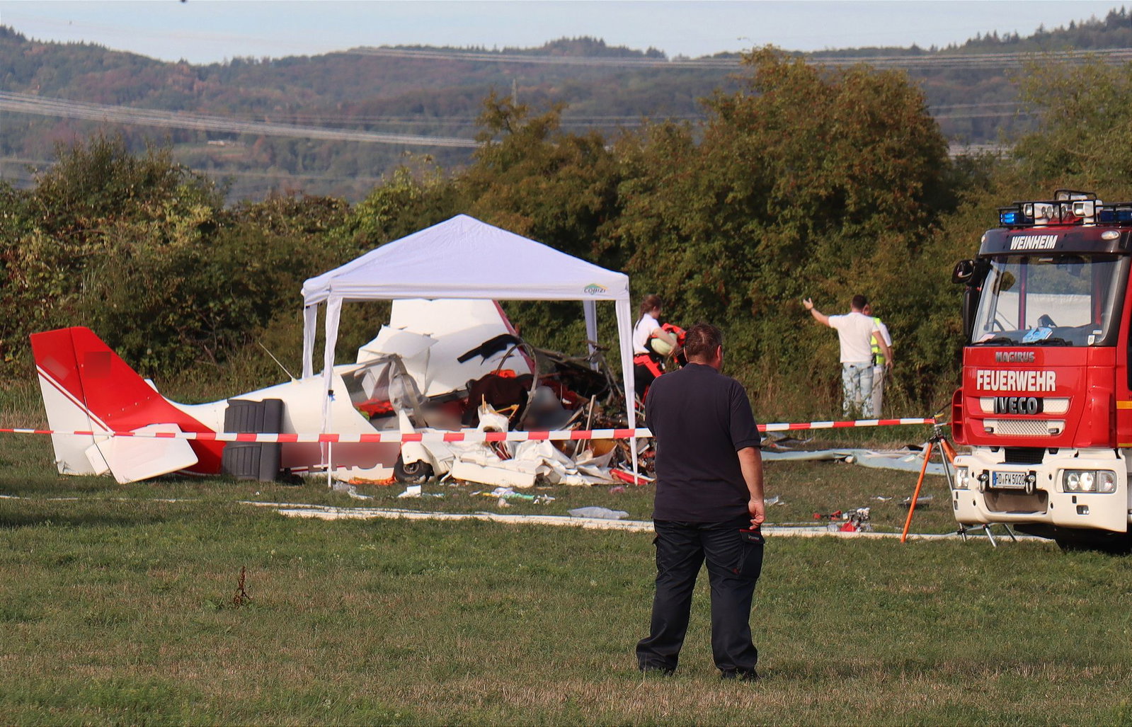 Bei dem Flugzeugabsturz im hessischen Viernheim sind zwei Männer gestorben, eine Frau und ein Kleinkind wurden schwerst verletzt.