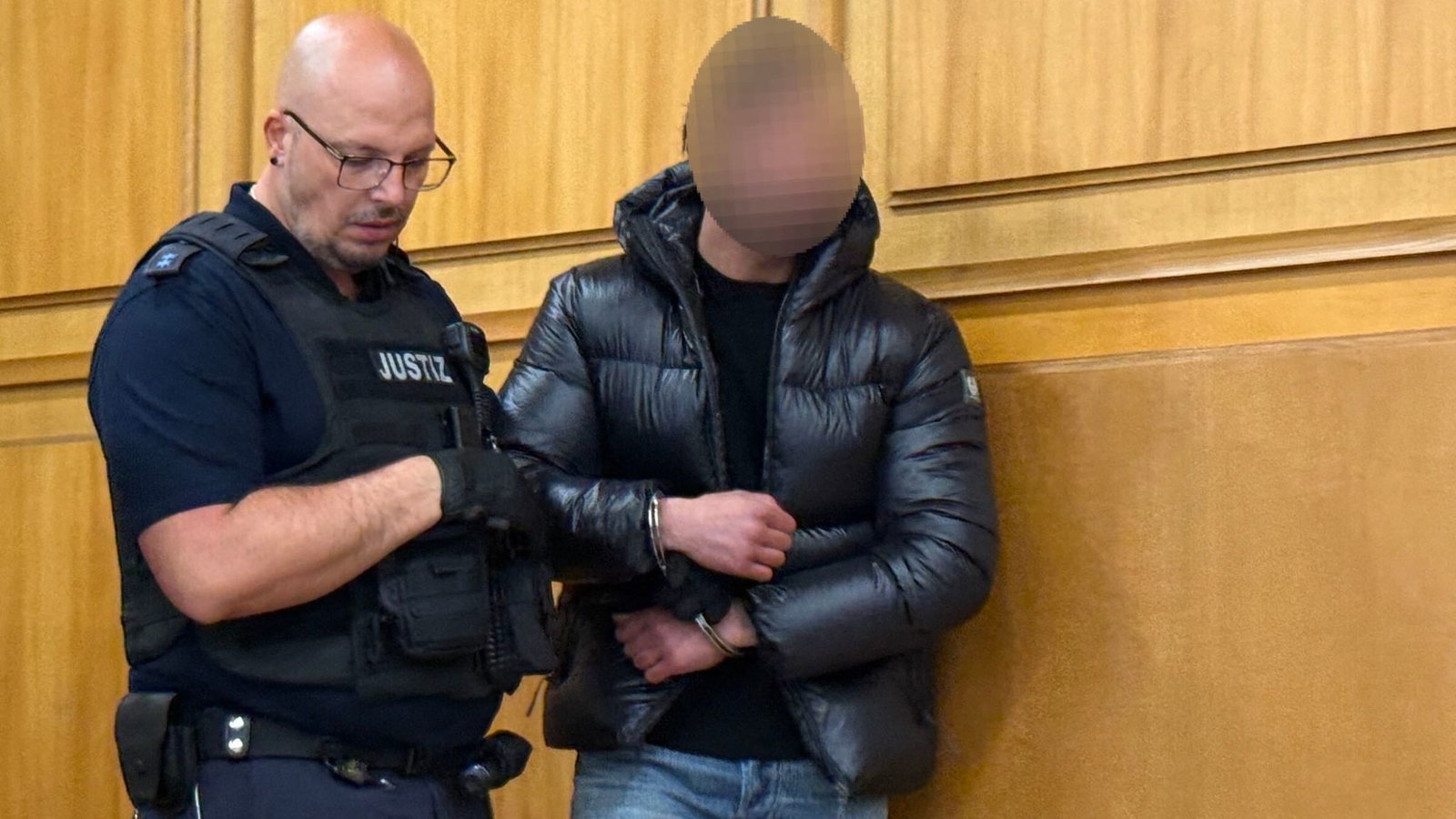 Der angeklagte mutmaßliche Bankräuber wollte laut Staatsanwaltschaft mit der Beute seinen aufwendigen Lebensstil finanzieren.