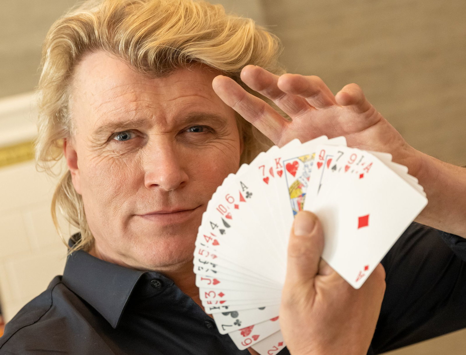 Hans Klok lässt Amsterdam staunen – Magie zum Mitmachen