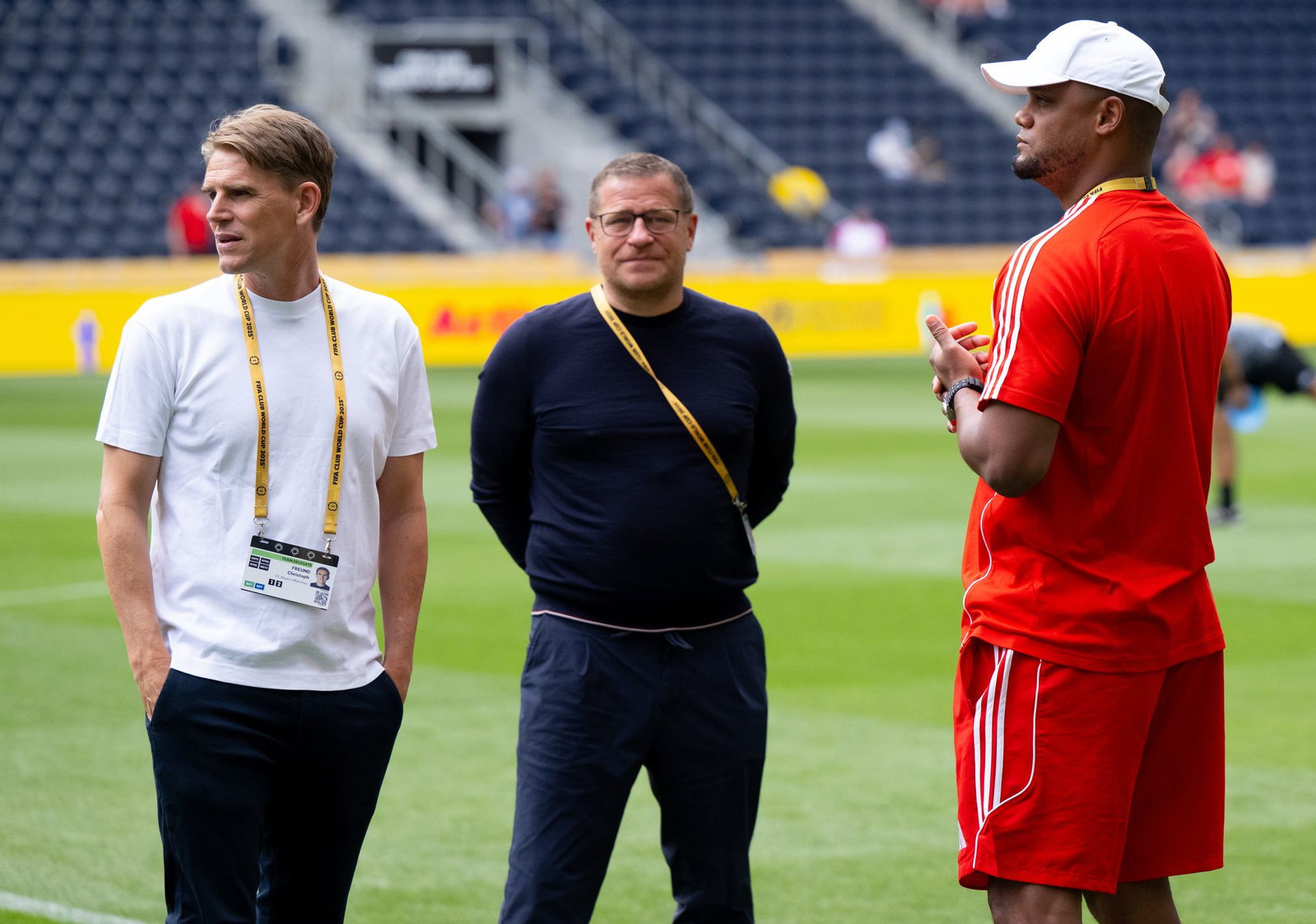 Verantwortlich für die Bayern-Profis: Sportdirektor Christoph Freund (links), Sportvorstand Max Eberl (Mitte) und Trainer Vincent Kompany. (Archivbild)