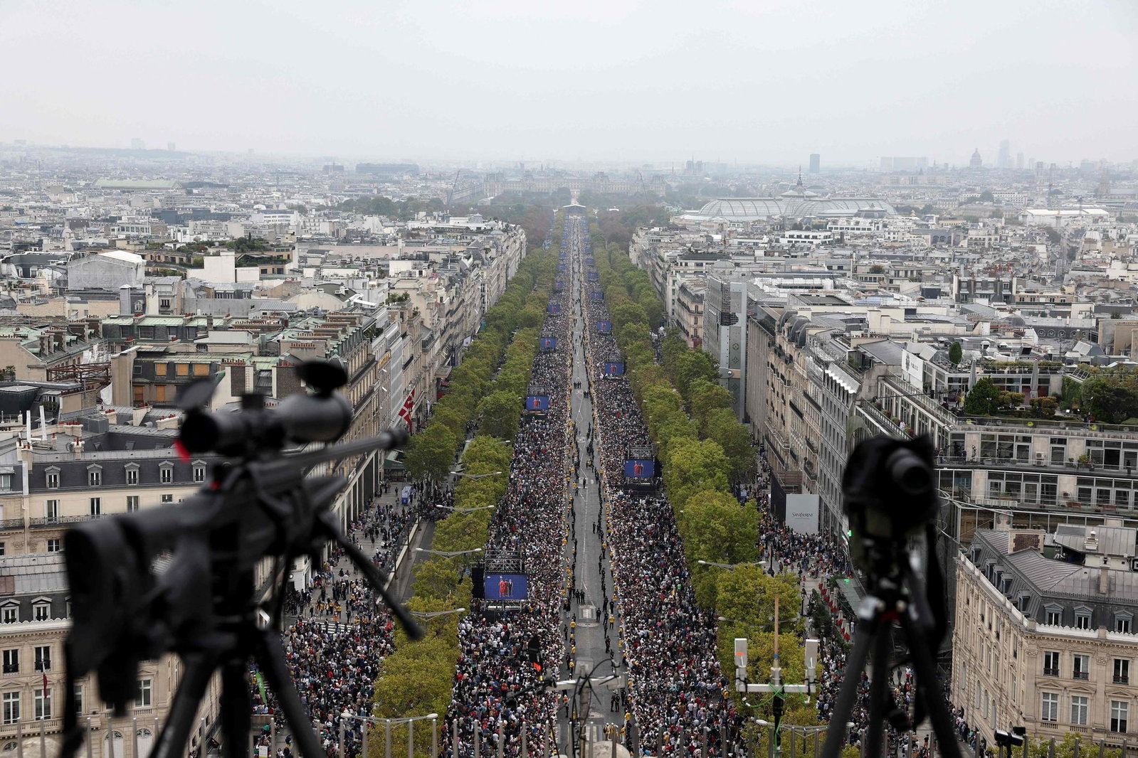 Eine Aufnahme vom Dach des Arc de Triomphe zeigt die großen Menschenmassen, die sich versammelt haben.