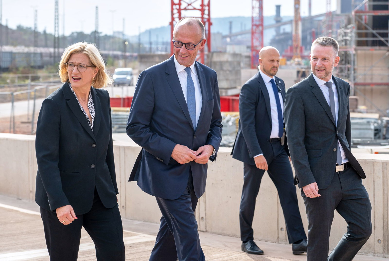 Der Kanzler macht sich im Saarland ein Bild vom Umbau der Stahlindustrie 