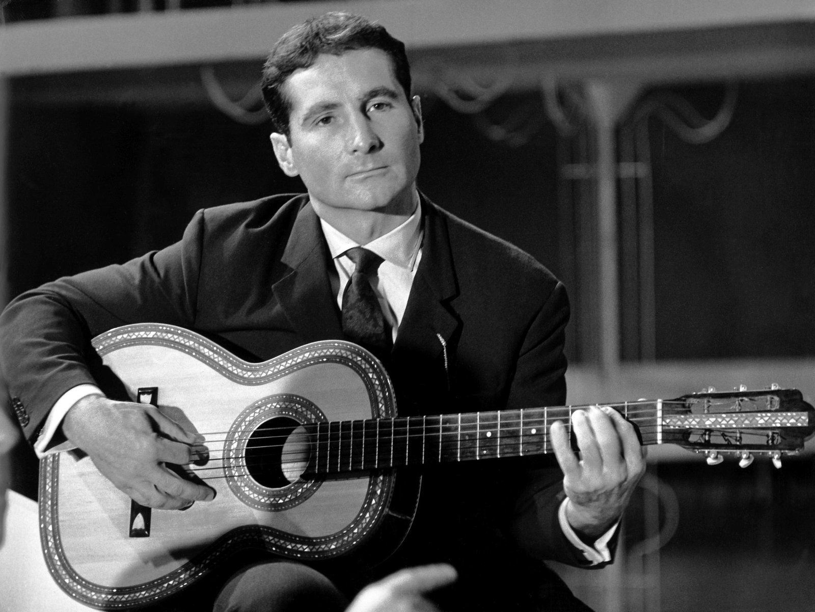 Die tiefe Baritonstimme, die Gitarre und der sehnsuchtsvolle Blick waren die Markenzeichen von Freddy Quinn. (Archivbild)