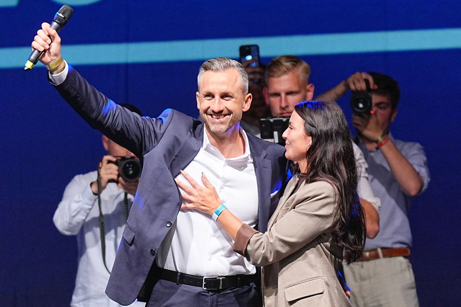 AfD-Spitzenkandidat Ulrich Siegmund lässt sich feiern.