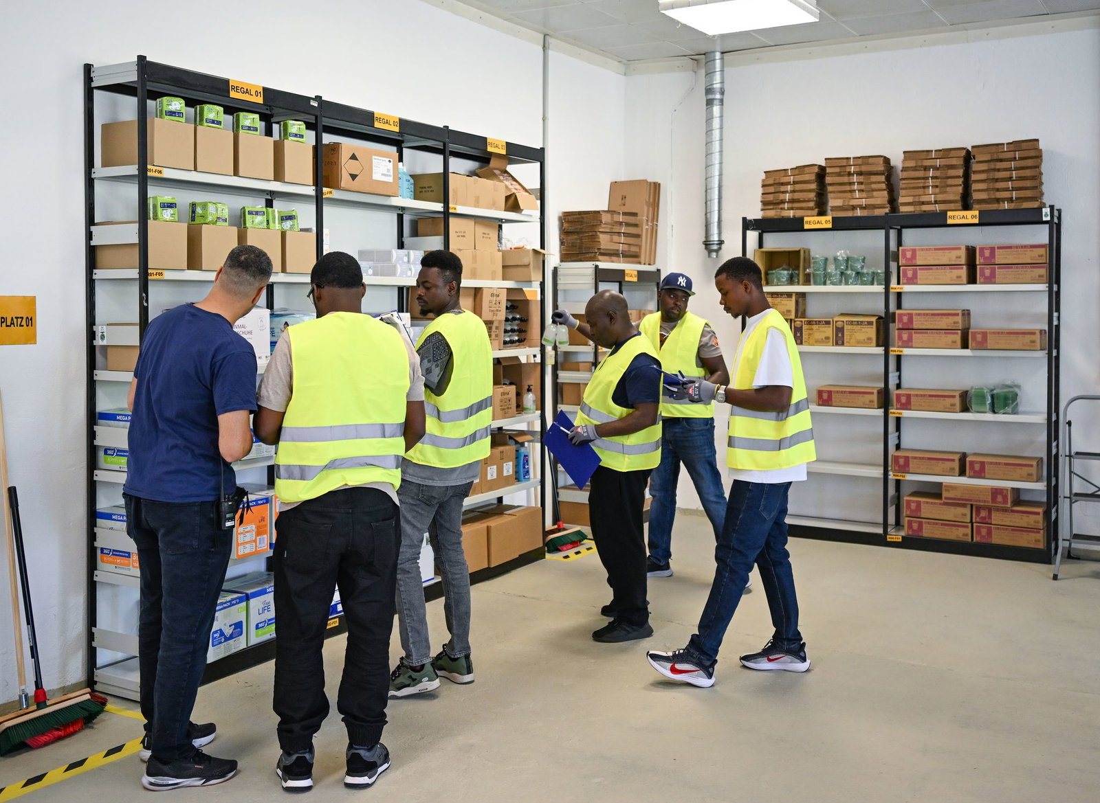Viel ist in den vergangenen zehn Jahren über den sogenannten Spurwechsel vom Asylverfahren in die Erwerbsmigration gestritten worden. In Branchen wie Gastronomie, Pflege, Transport und Logistik herrscht Arbeitskräftemangel. (Symbolbild)