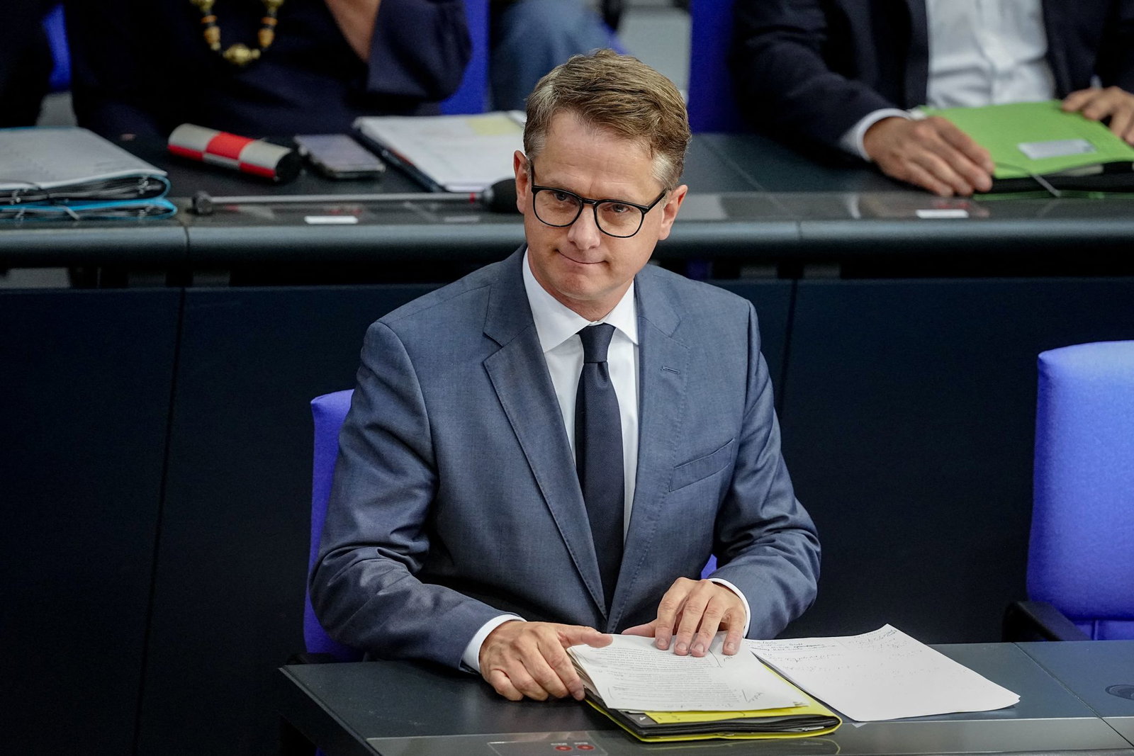 Gesundheitsminister Carsten Linnemann (CDU) hält an seinem Pflege-Zeitplan fest. (Archivfoto)