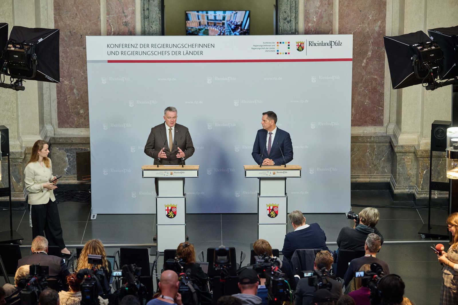 Der MPK-Vorsitzende Schnieder (links) und der Co-Vorsitzende Lies stellten gemeinsam die  Beschlüsse des Gremiums nach dem Treffen in Berlin vor. 
