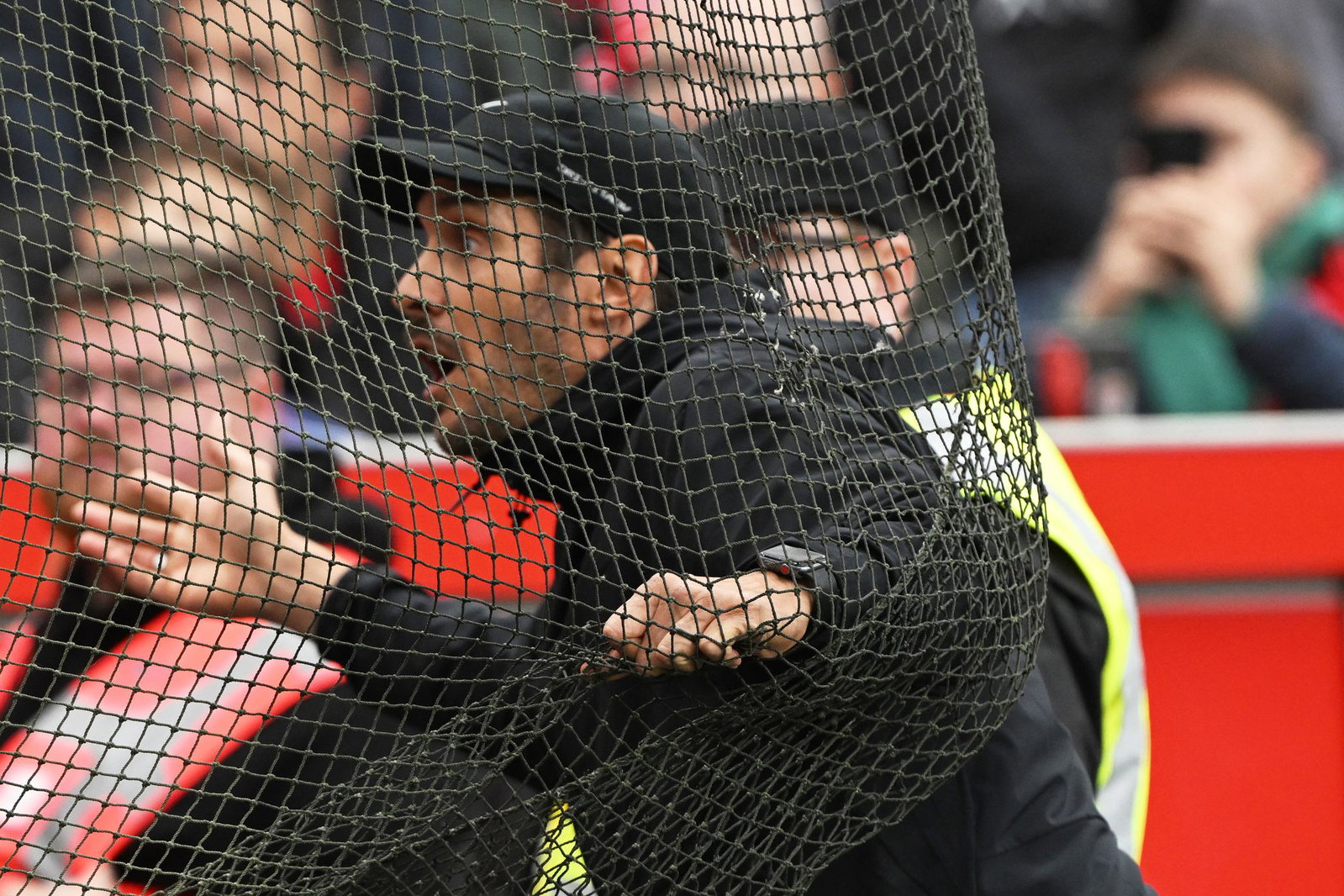 Trainer Julian Schuster macht seinem Unmut über das Verhalten der eigenen Fans Luft. 
