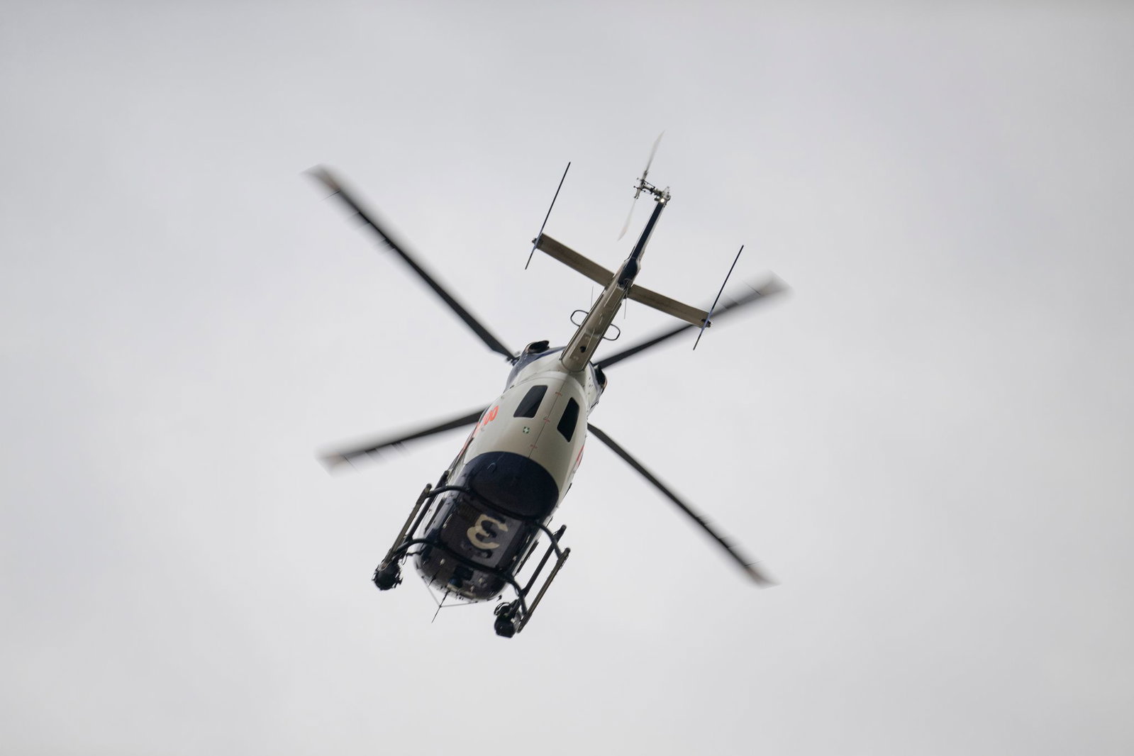 Der Hubschrauber war auf der Suche nach einer vermissten Seniorin. (Symbolbild)