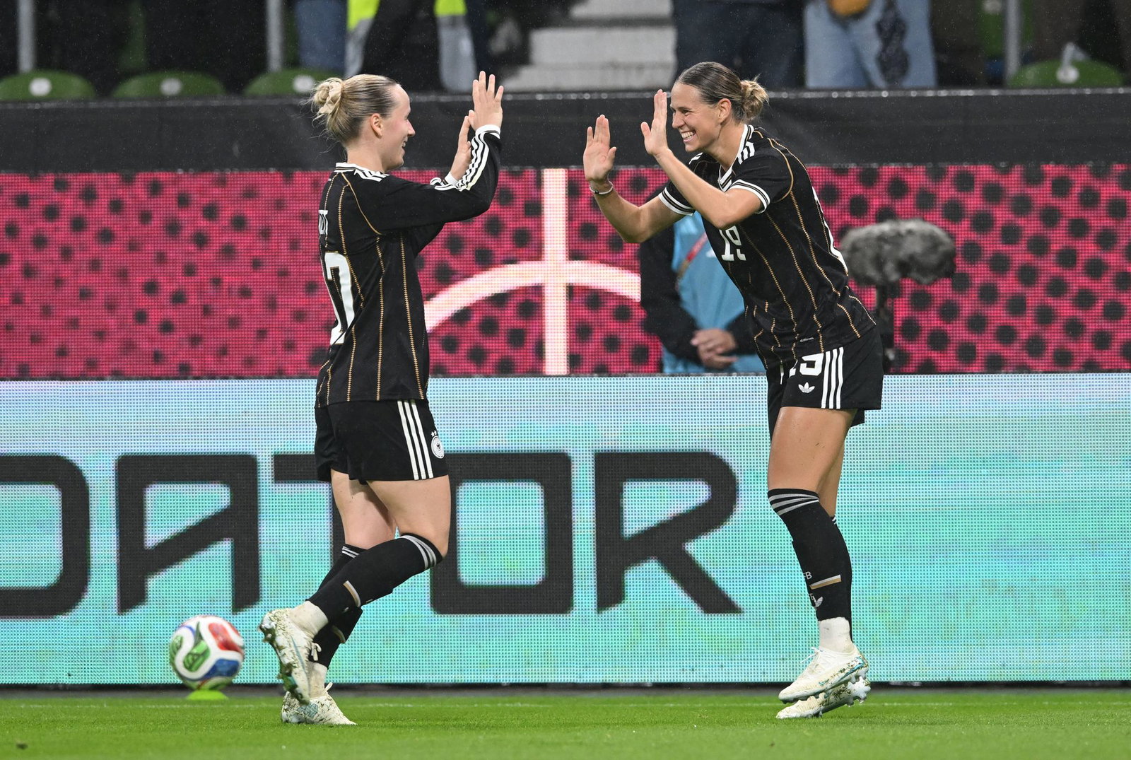 Traf zum deutschen Sieg gegen Japan: Klara Bühl (r.).