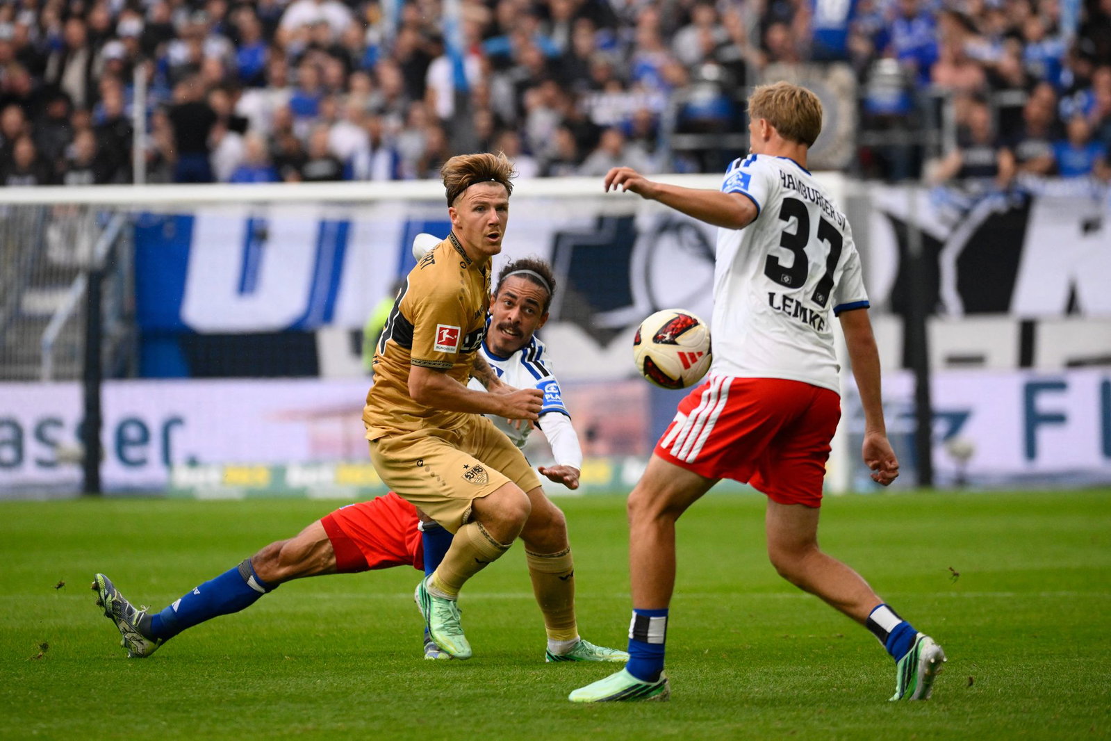 Der Stuttgarter Finn Jeltsch kommt nicht an Hamburgs Louis Lemke vorbei.