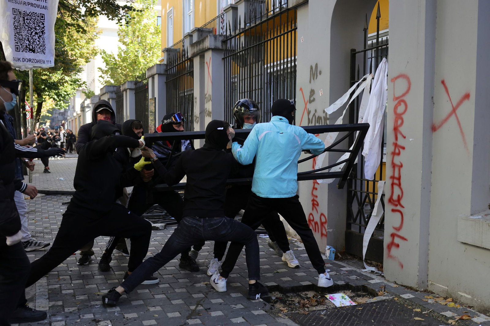 Vermummte Demonstranten versuchten, ein Tor am Bildungsministerium zu durchbrechen. (Archivbild)