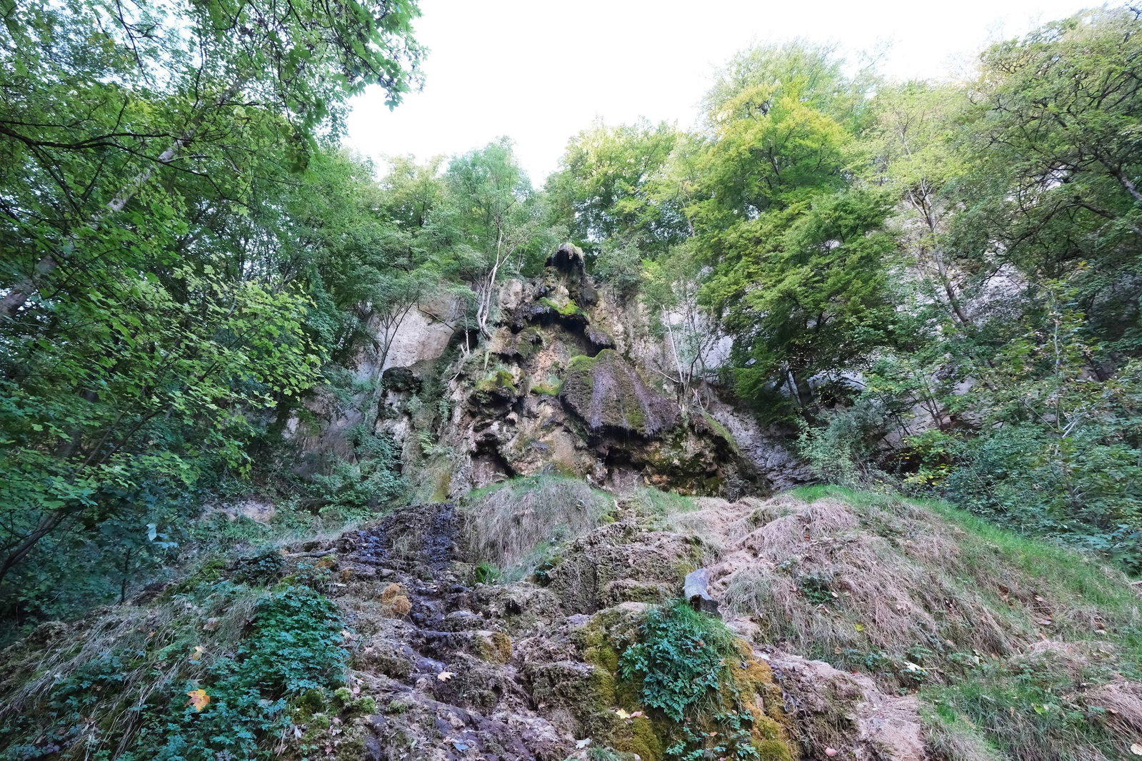Ein Rinnsal tröpfelt am Wasserfall Bad Urach ins Tal. (Archivbild)
