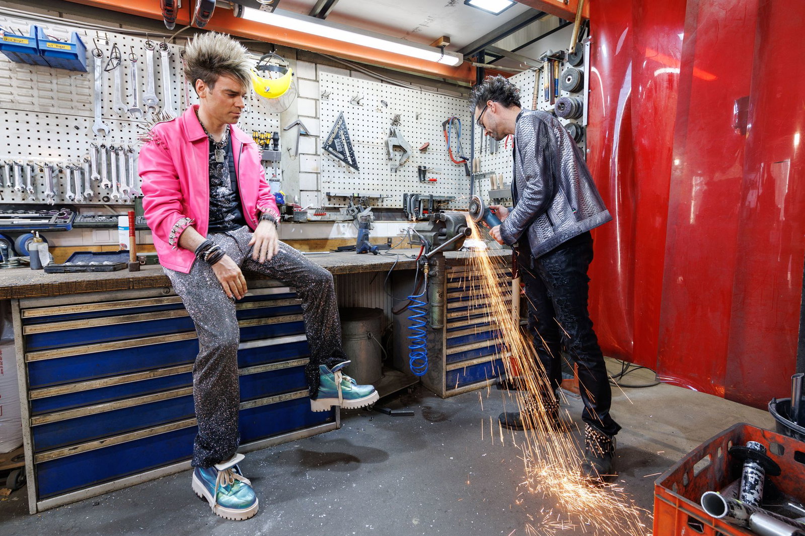Die Ehrlich Brothers greifen gerne auch mal selbst zum Werkzeug.
