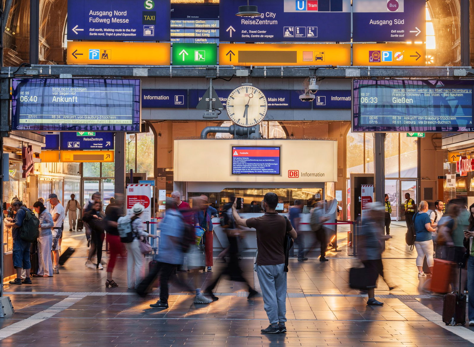 Eine Durchsage schreckte am Freitag die Passanten etwa am Frankfurter Hauptbahnhof auf. (Archivbild)