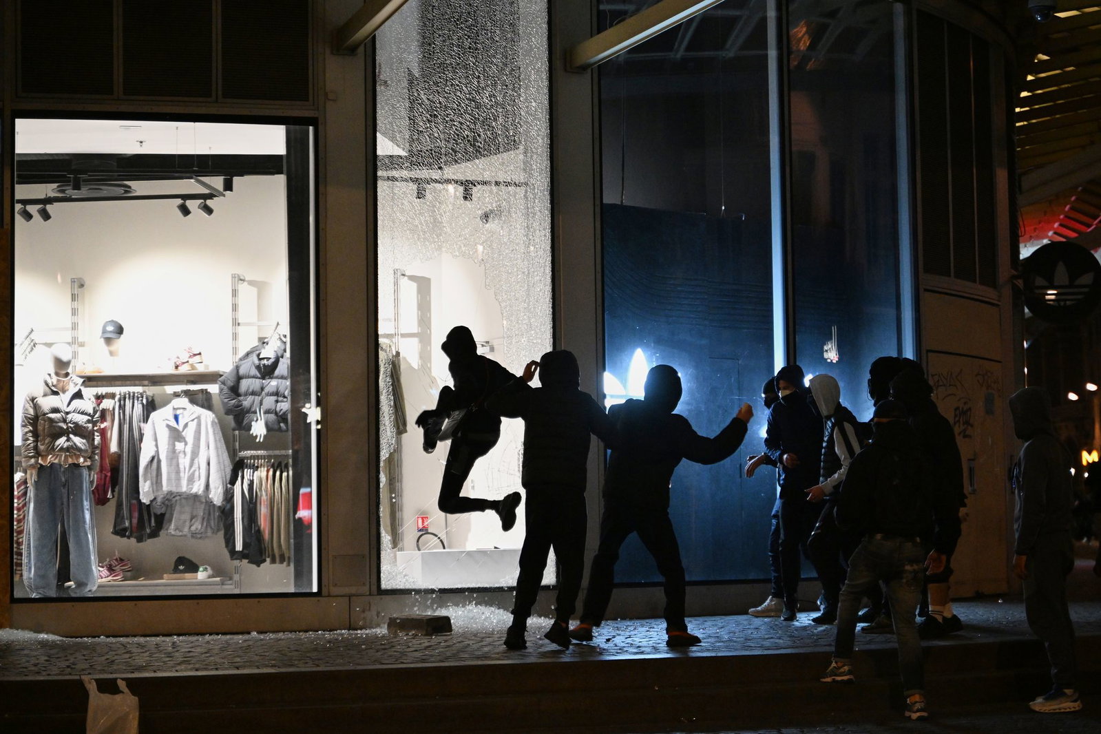Am Wochenende waren landesweite Proteste gegen hohe Lebenshaltungskosten in Frankreich von schweren Ausschreitungen und Plünderungen begleitet worden. 