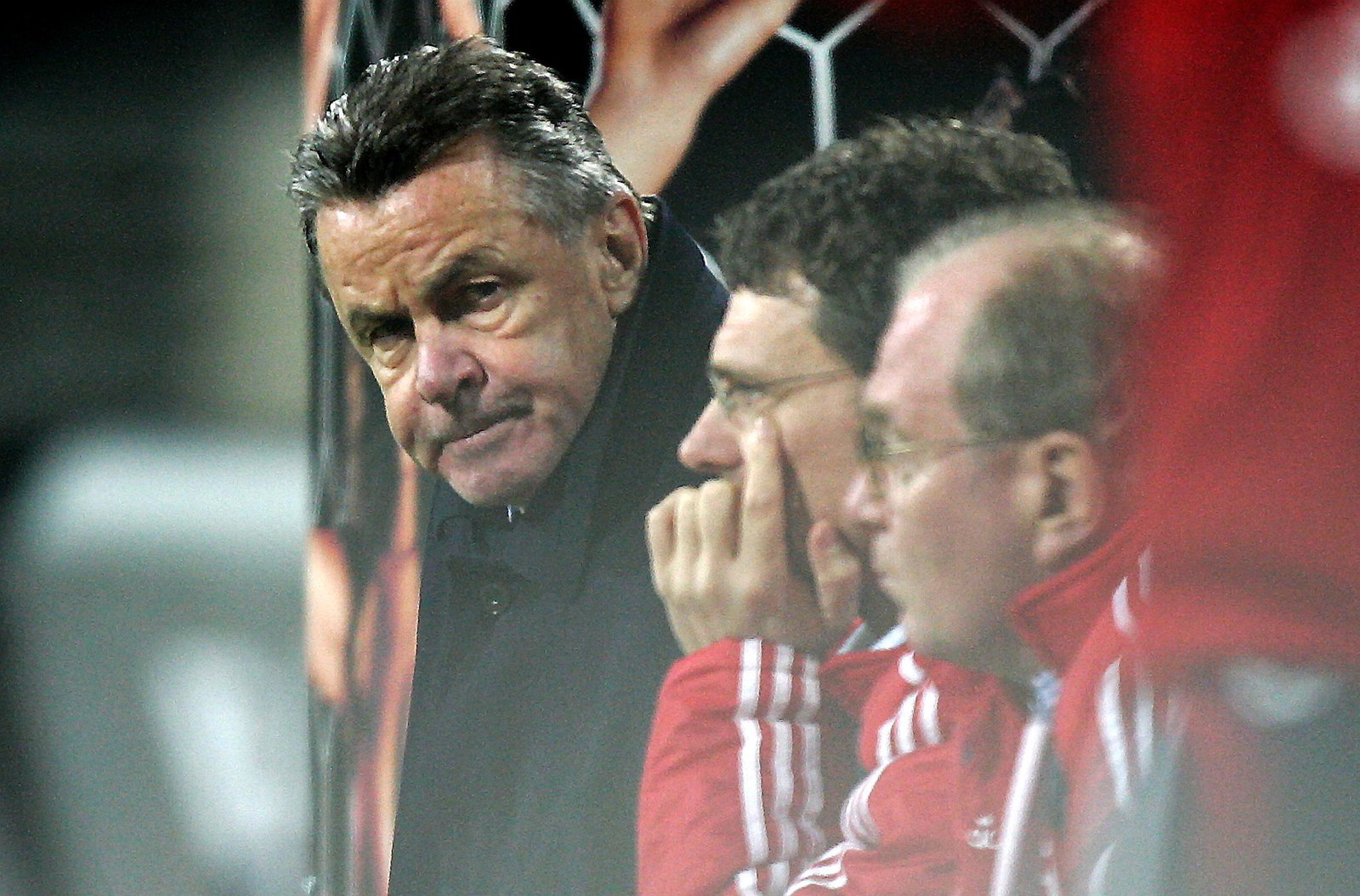 Einst beim FC Bayern Seite an Seite: Coach Ottmar Hitzfeld (l) und Co-Trainer Michael Henke (M). (Archivbild)
