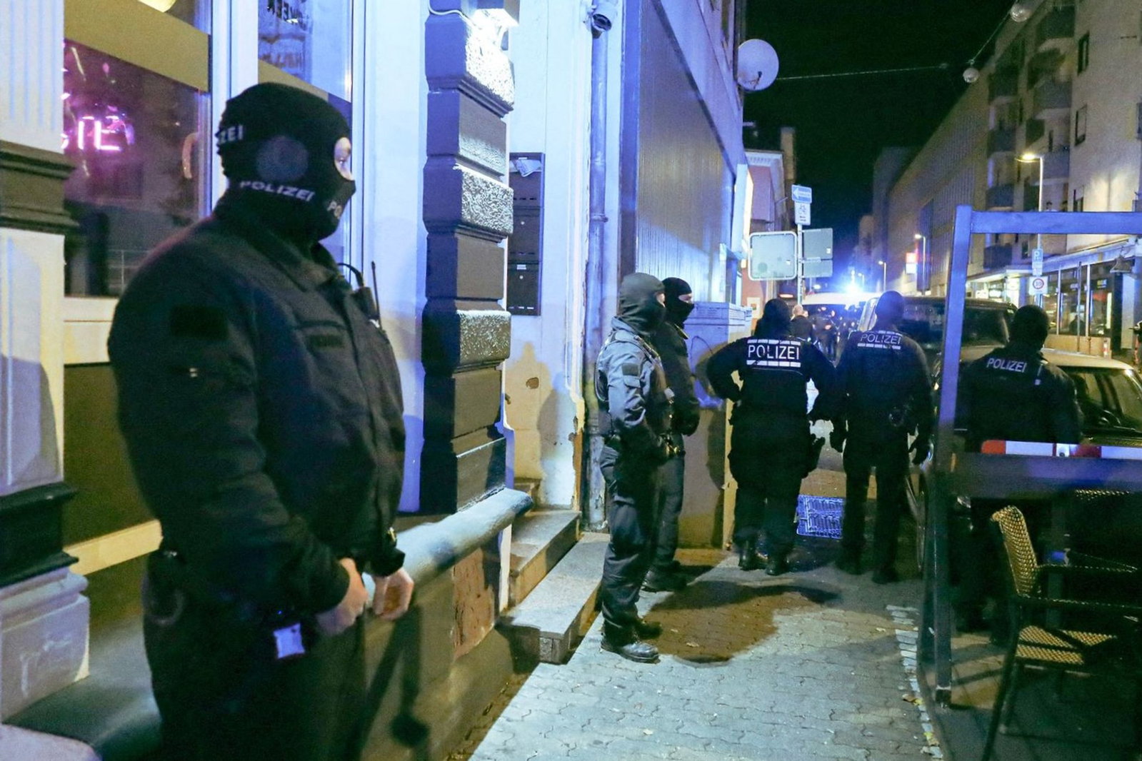 Gezielt suchte die Polizei in Karlsruher Restaurants und Spielhallen nach Menschen, die bereits aufgefallen waren. 