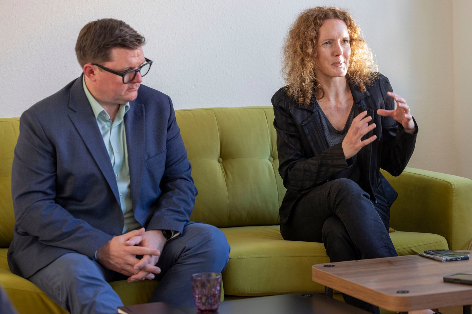 Die geschäftsführenden Direktoren des Städtetags Rheinland-Pfalz, Lisa Diener und Michael Bleidt, geben Tipps für die Vorbereitung auf hybride Bedrohungen. 