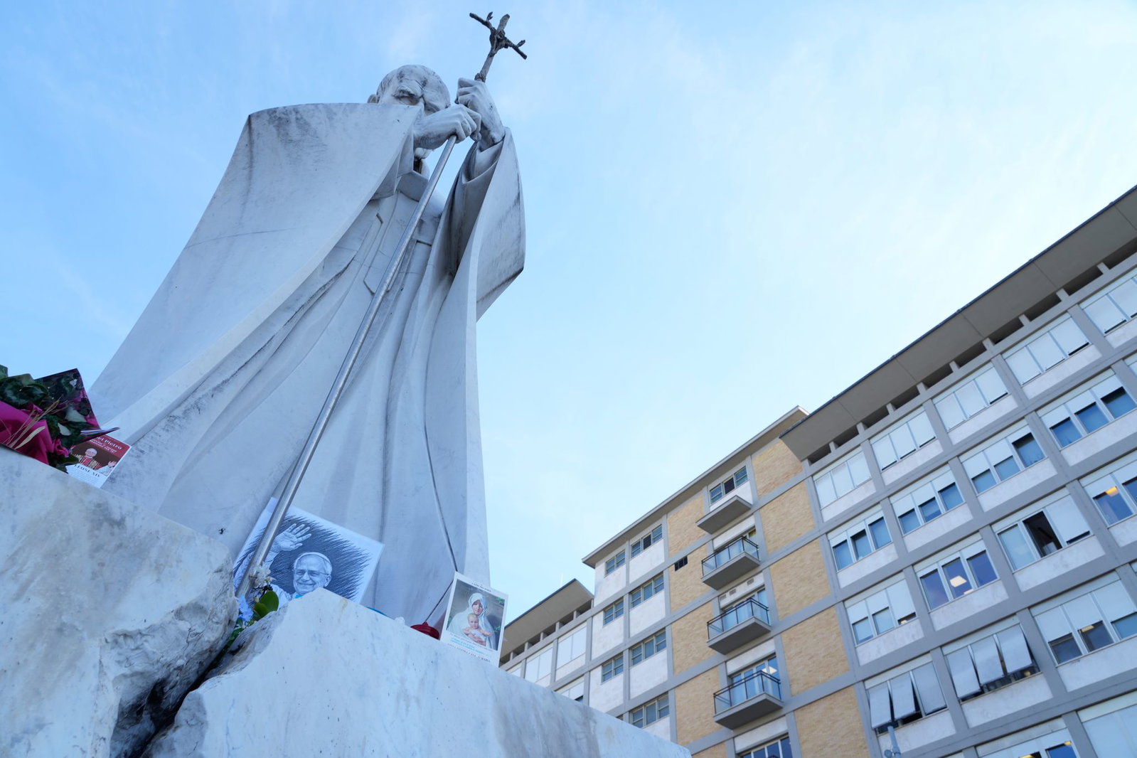 Papst Leo XIV. liegt im zehnten Stock des Gemelli-Krankenhauses. Davor befindet sich eine Statue seines Vorgängers Johannes Paul II..
