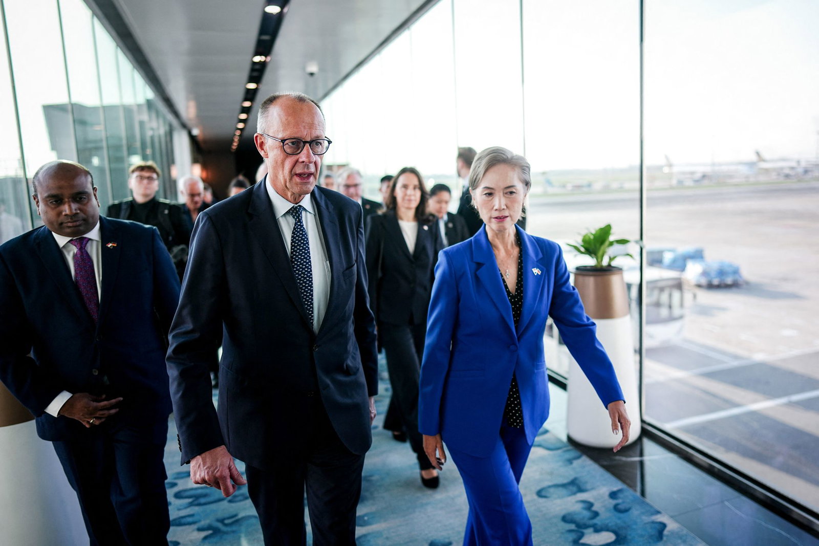 Bundeskanzler Merz ist zum Auftakt seiner Asienreise in Singapur eingetroffen.