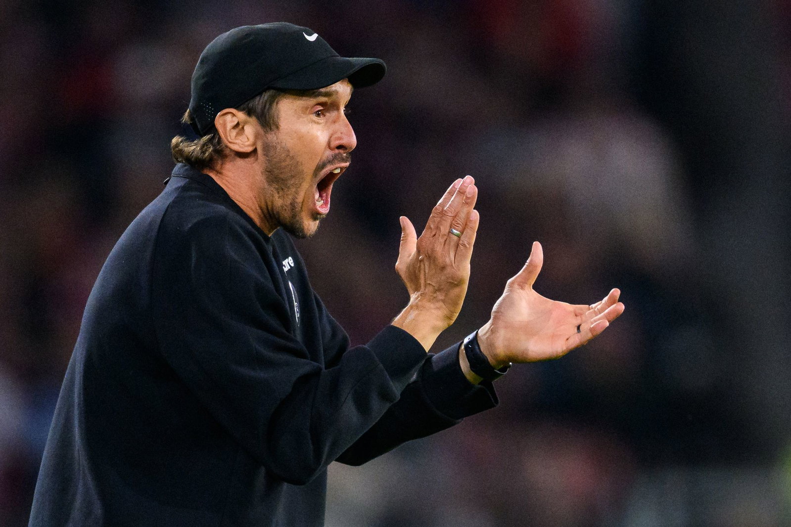 90 Minuten Volldampf: Freiburgs Trainer Julian Schuster steht an der Seitenlinie selten still. (Archivbild)