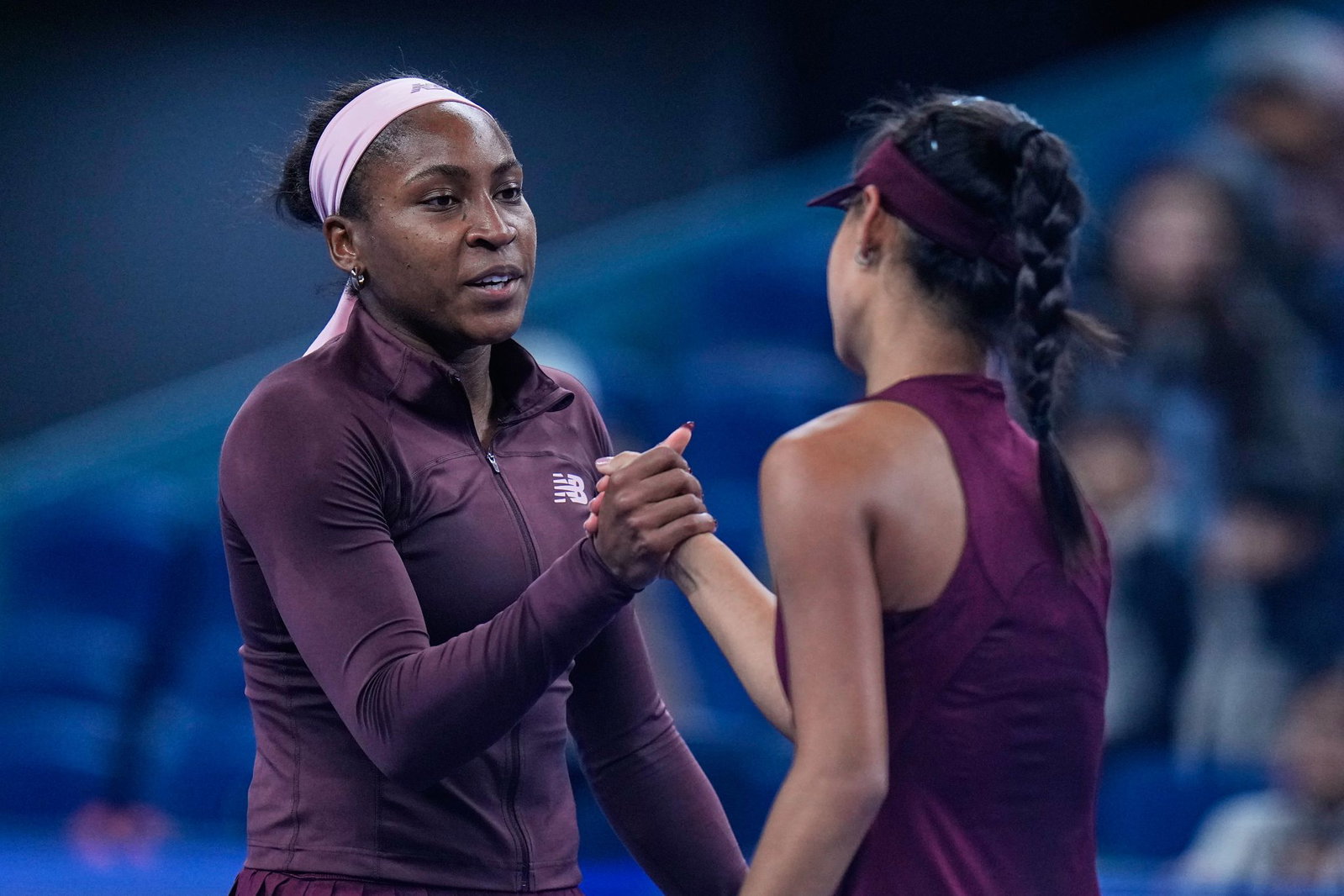 Coco Gauff (l) gibt Sun Xinran die Hand, nachdem sie gewonnen hat.