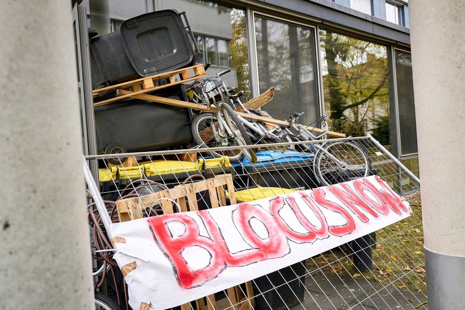 An einem Institut der Freien Universität Berlin haben Studentinnen und Studenten in dieser Woche Eingänge blockiert. Der Protest stand im Zusammenhang mit den Demonstrationen der Gruppierung «Gen Z regelt» an diesem Samstag.